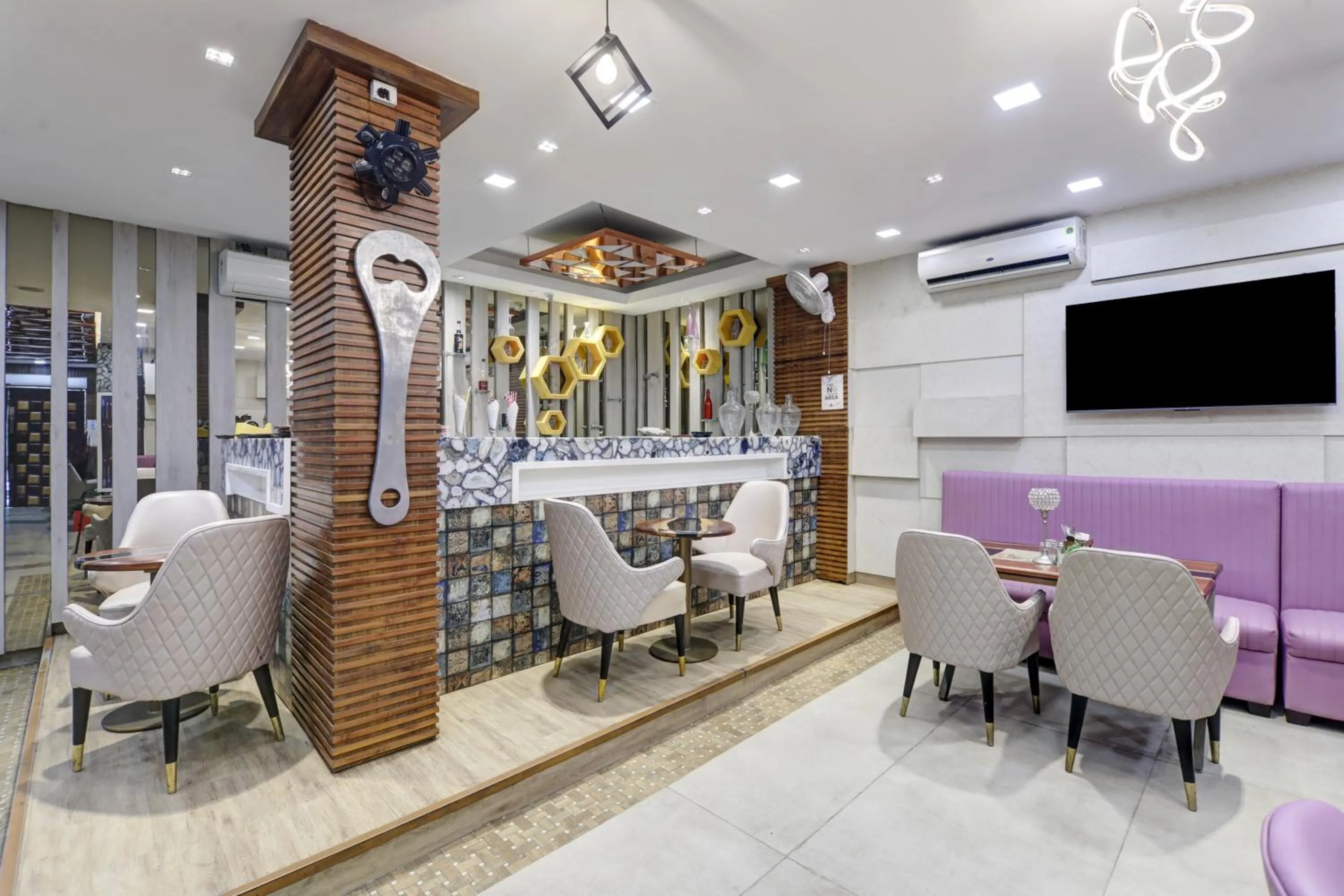 Restaurant/places to eat in Status By Hotel The Emporio
