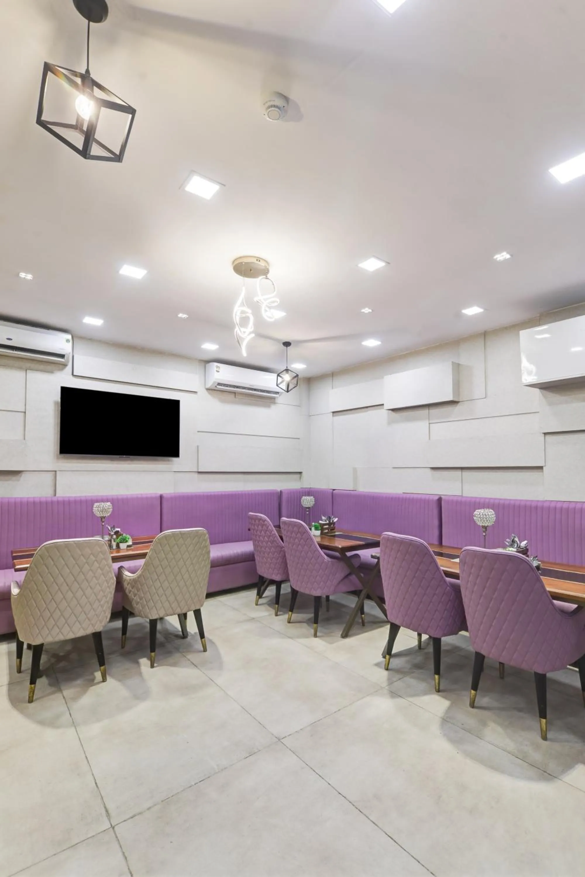 Restaurant/places to eat in Status By Hotel The Emporio