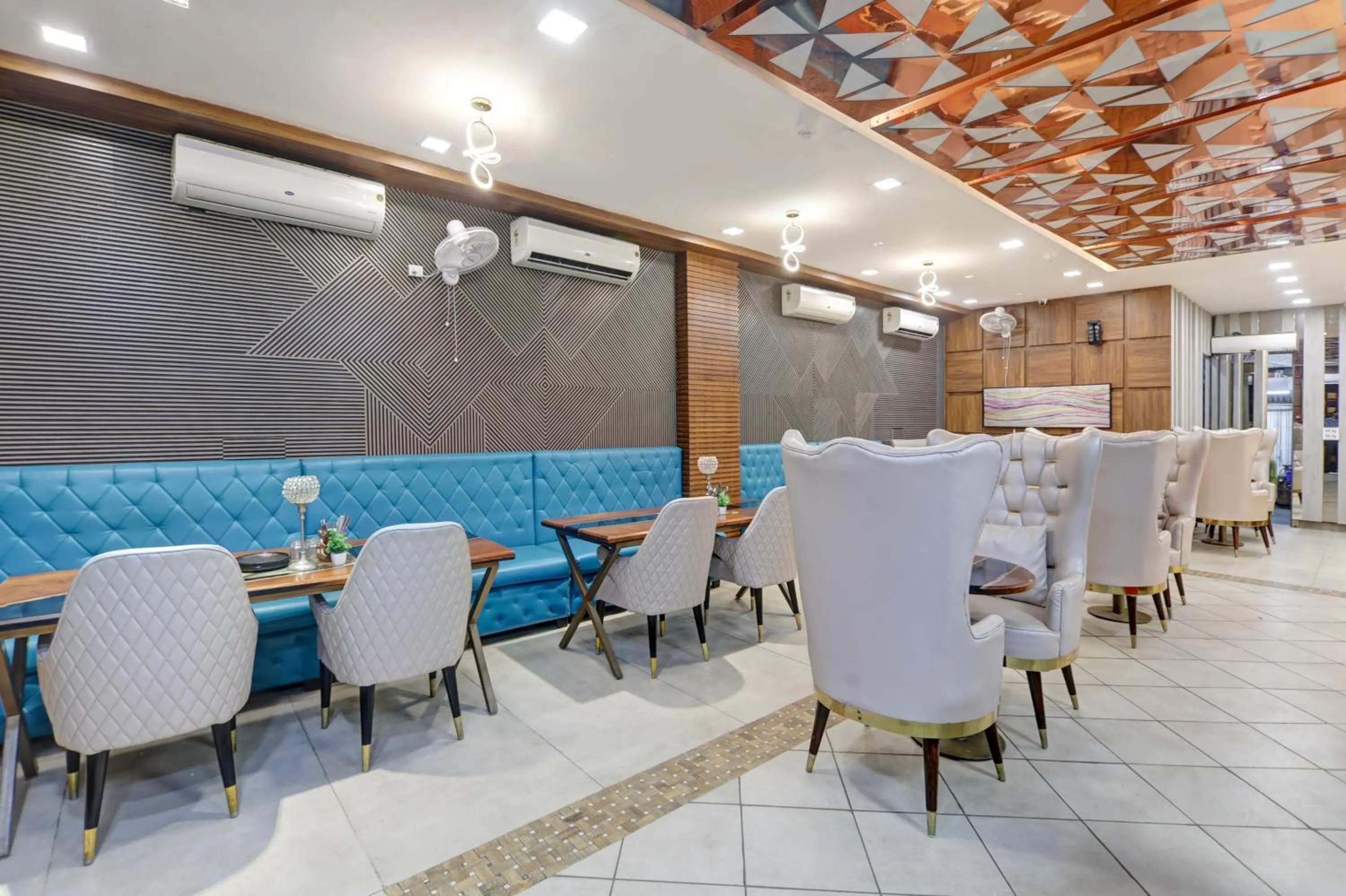 Restaurant/places to eat in Status By Hotel The Emporio