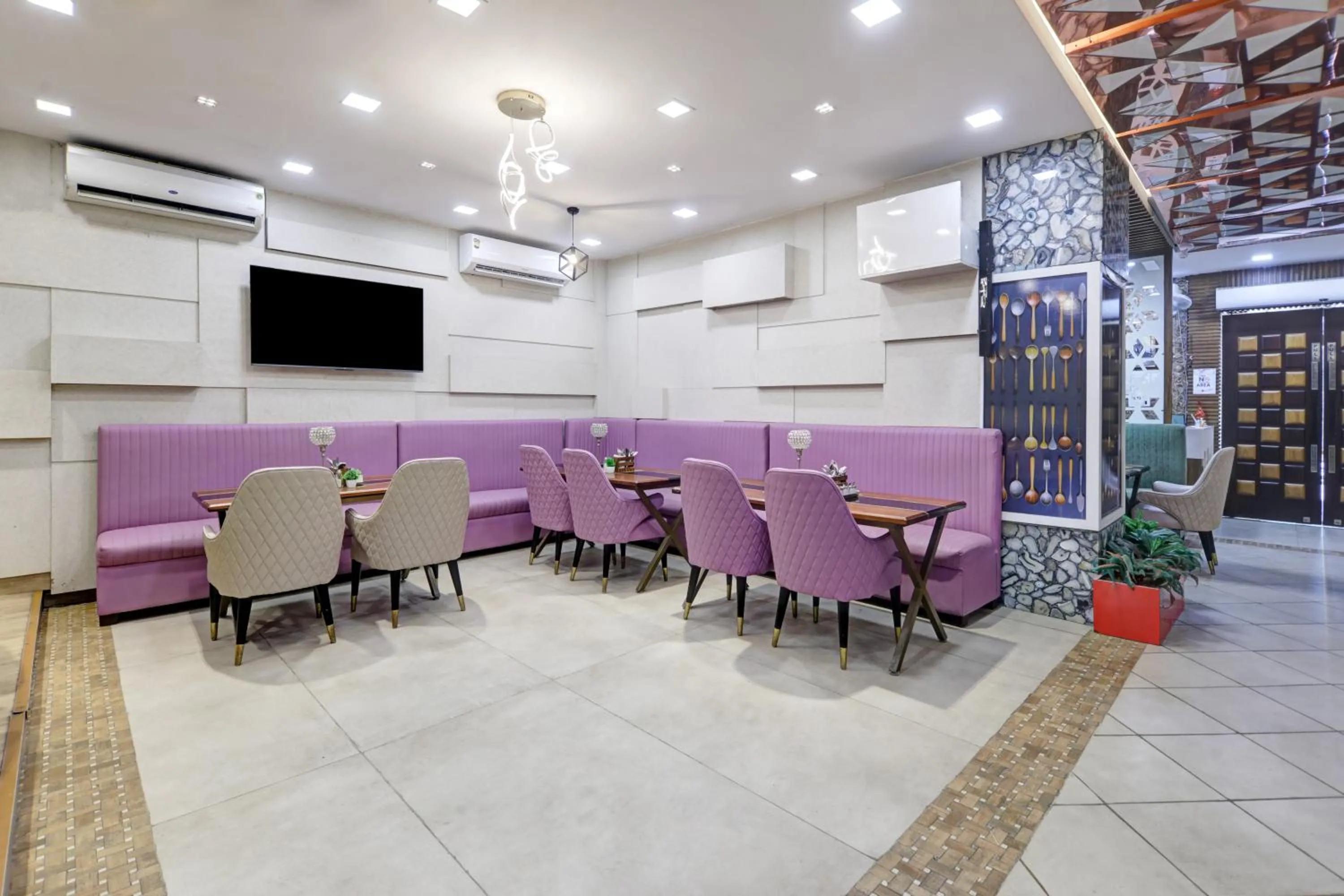 Restaurant/places to eat in Status By Hotel The Emporio