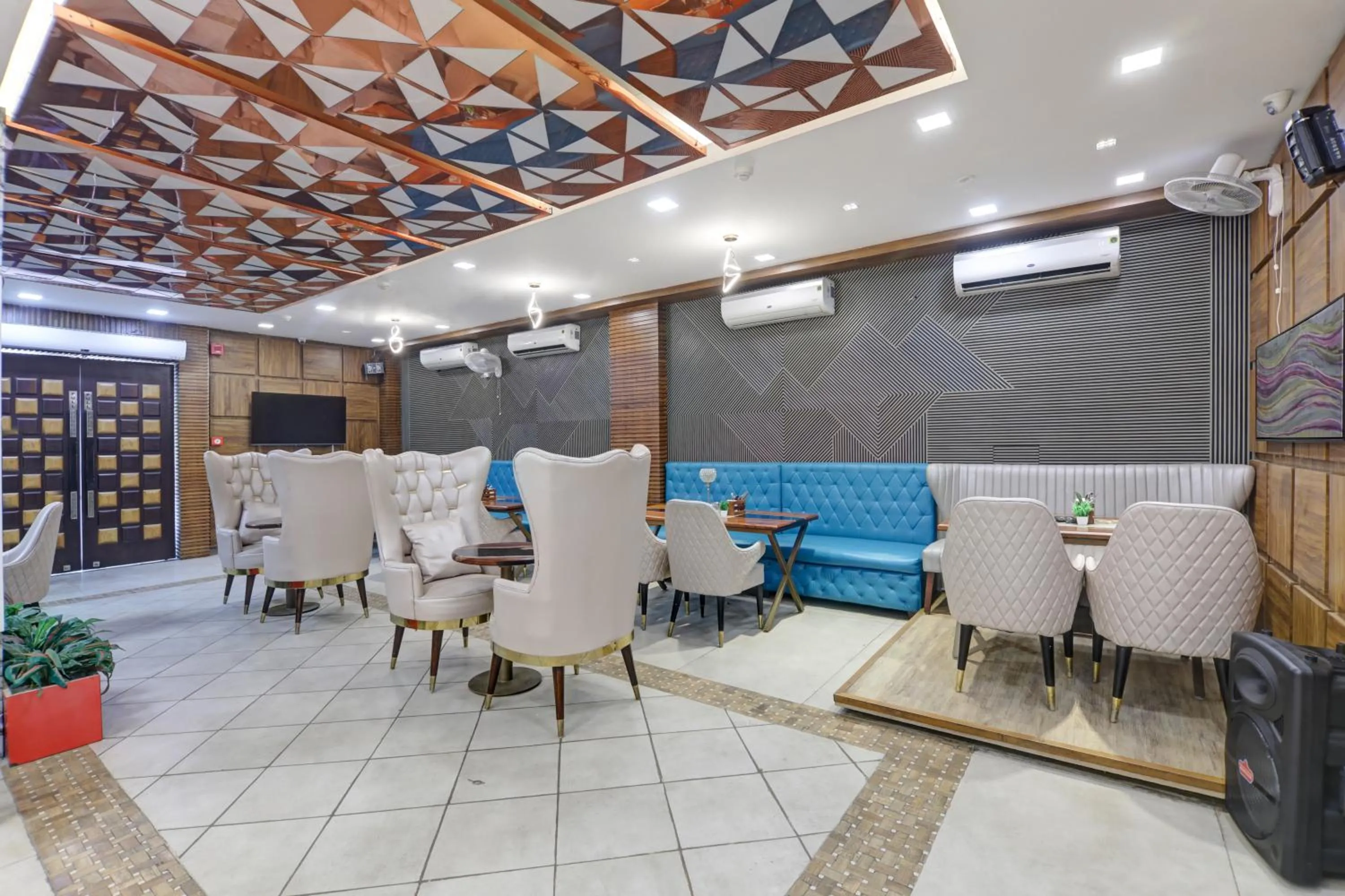 Living room in Status By Hotel The Emporio