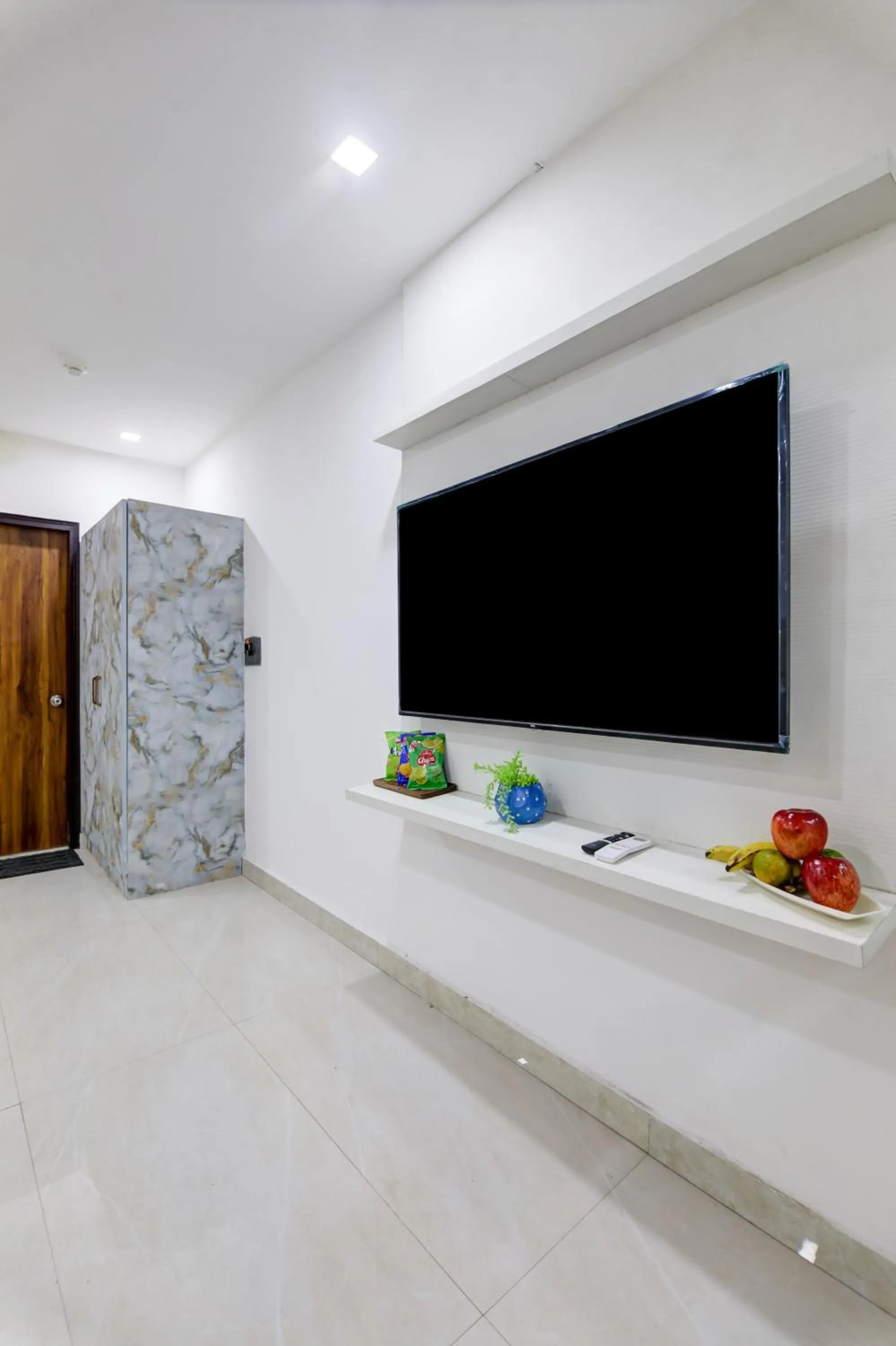 Communal lounge/ TV room in Status By Hotel The Emporio