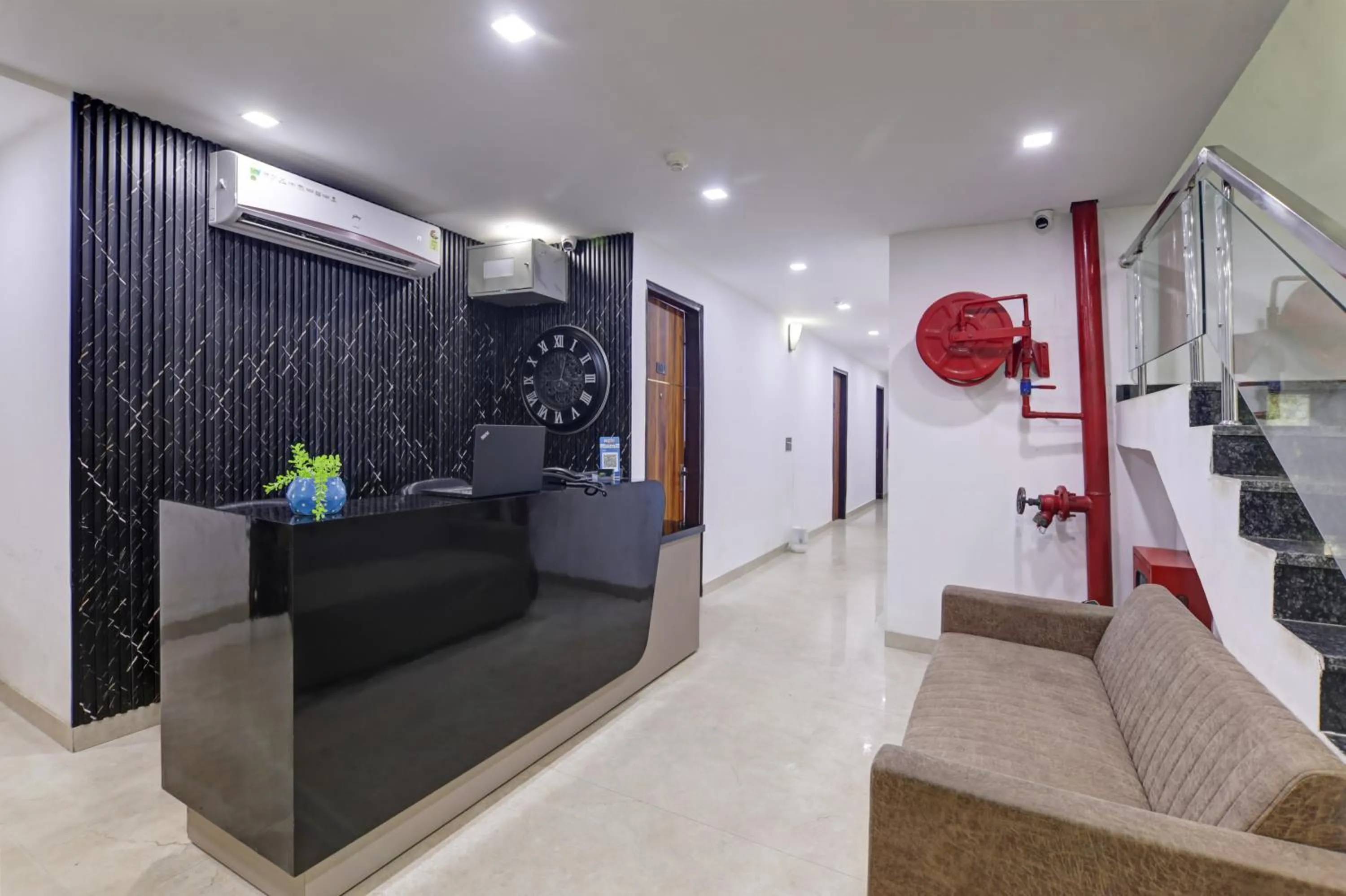 Lobby or reception in Status By Hotel The Emporio