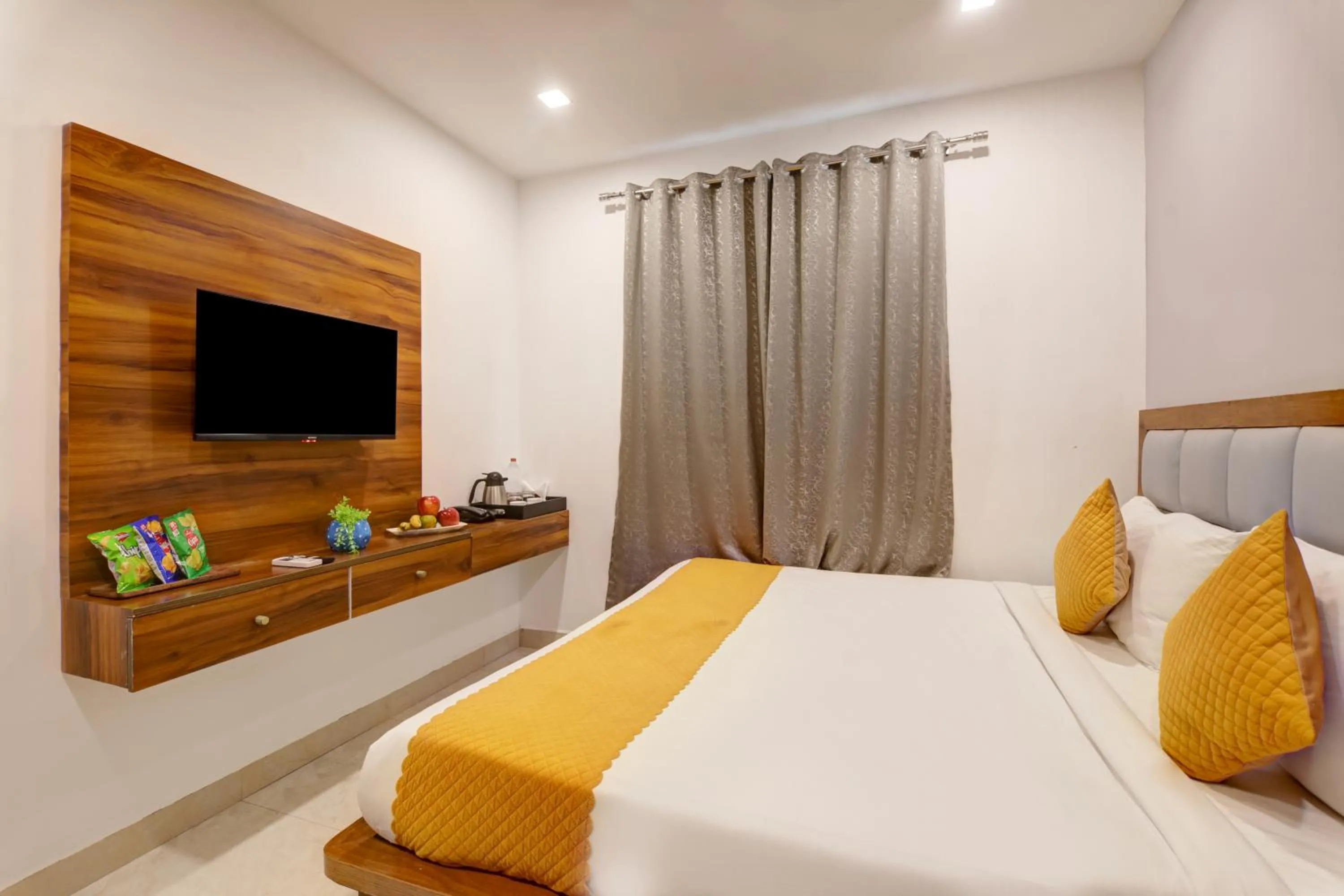 Communal lounge/ TV room in Status By Hotel The Emporio