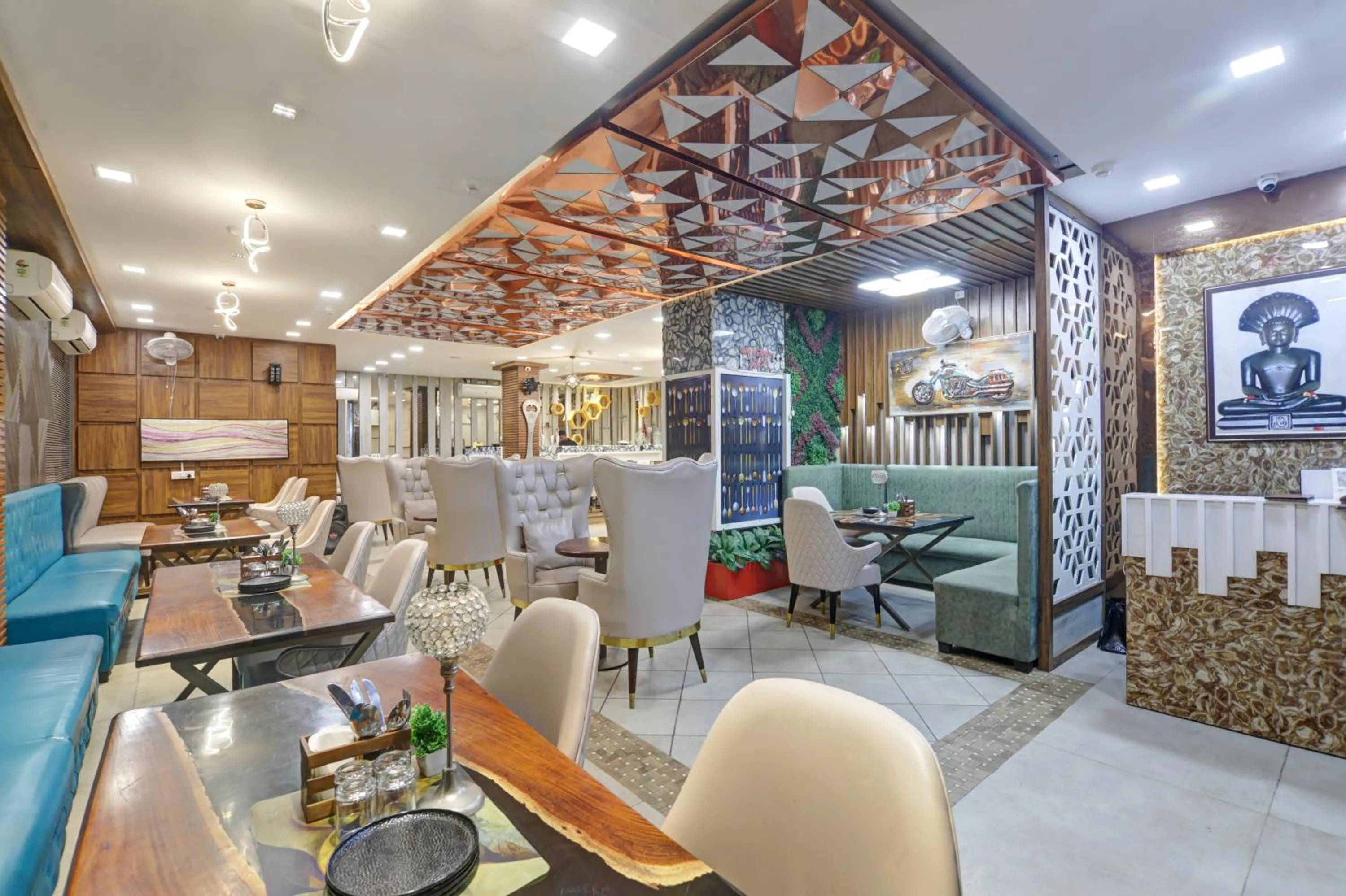 Restaurant/places to eat in Status By Hotel The Emporio