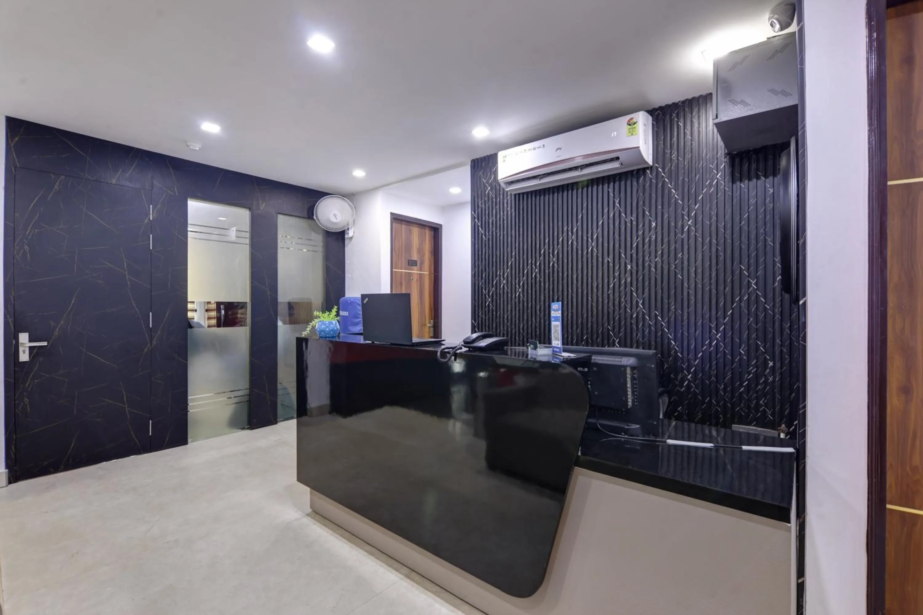 Lobby or reception in Status By Hotel The Emporio