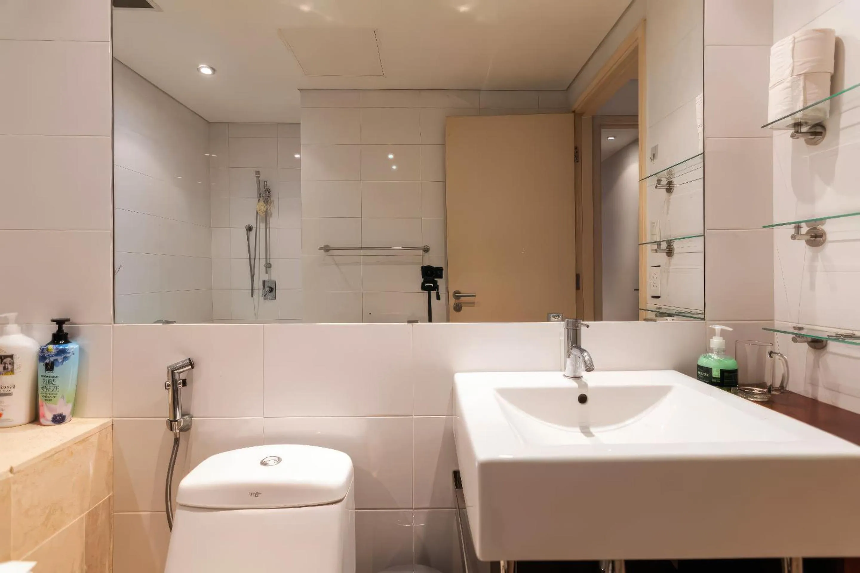 Shower in Avalon Saigon District 1 - Independence Palace