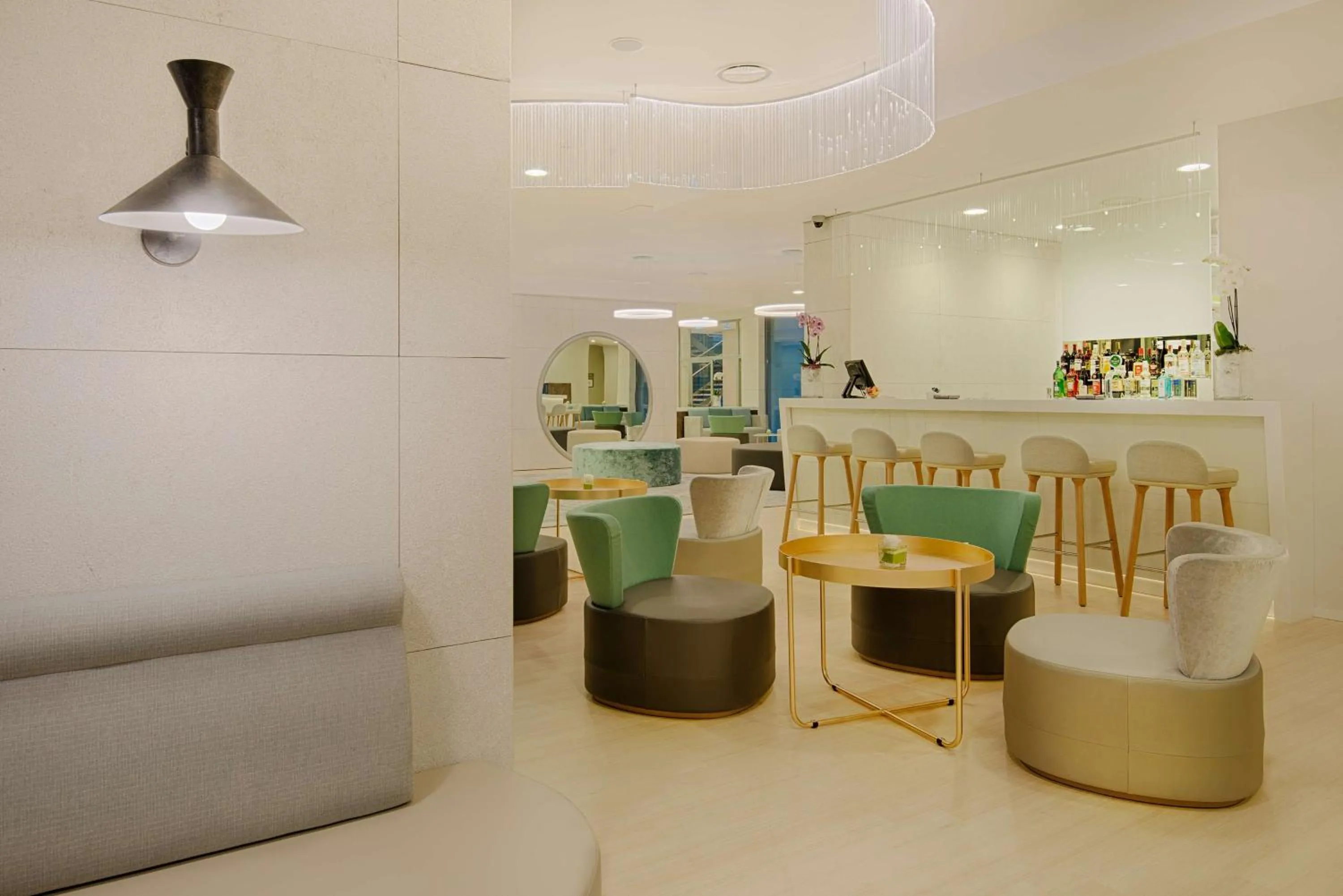 Lounge or bar in NH Trento