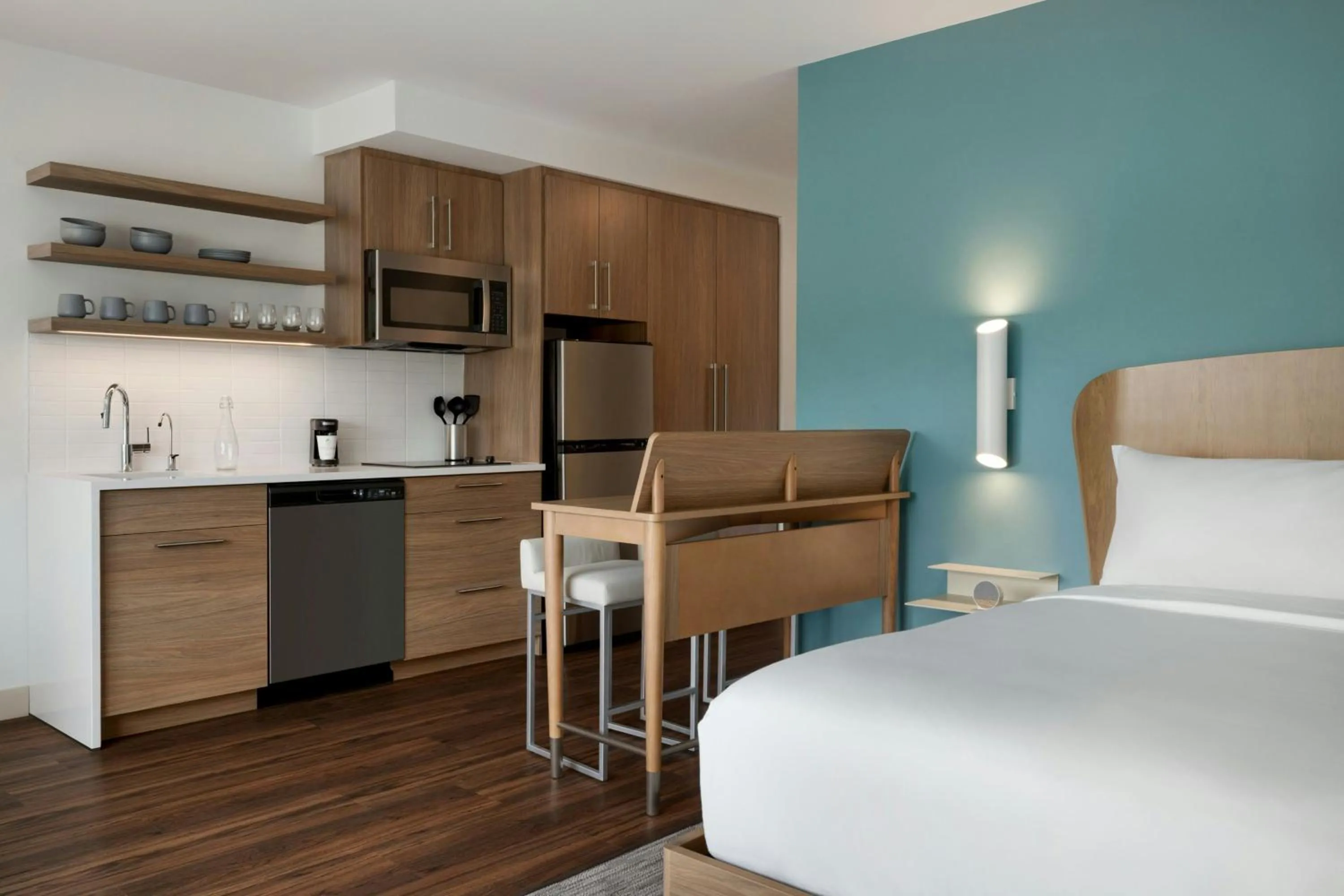 Photo of the whole room, Bed in Element Charleston Airport