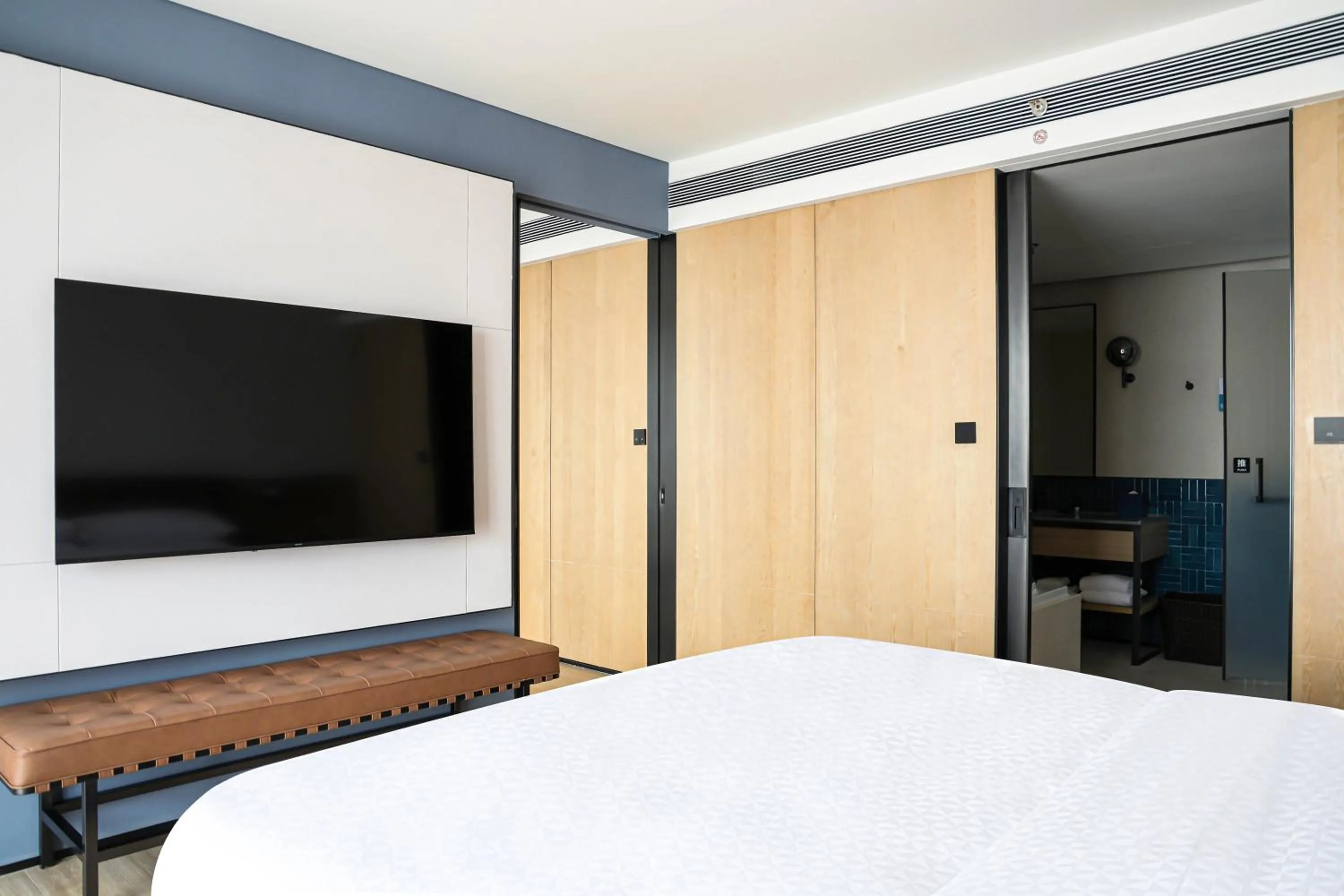 Bed in Four Points by Sheraton Shenzhen, Guangming