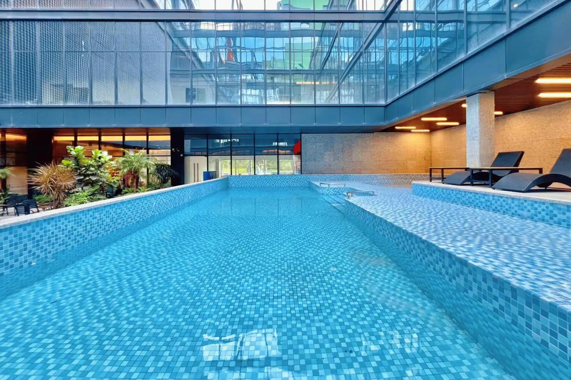 Swimming pool in Four Points by Sheraton Shenzhen, Guangming