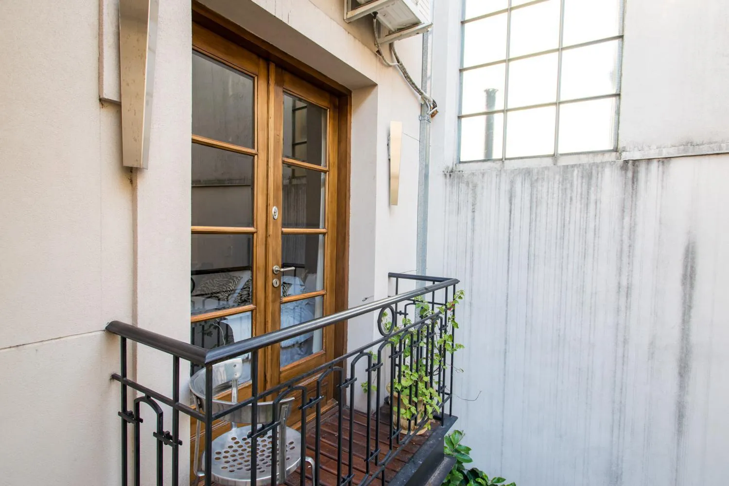 Property building in Miravida Soho Hotel & Wine Bar