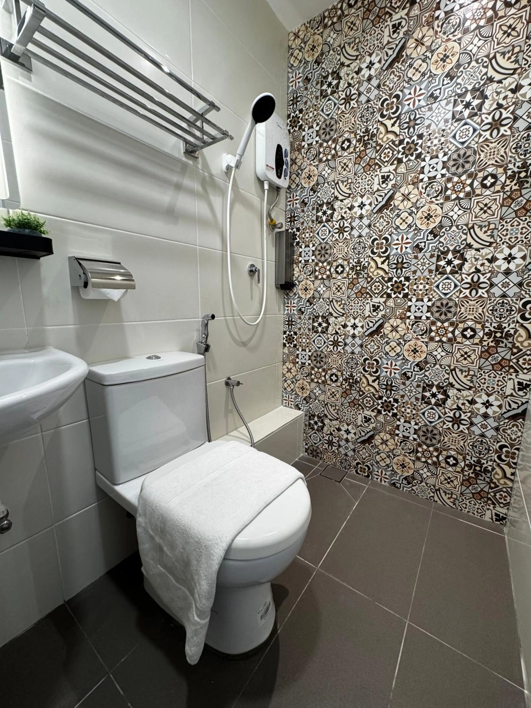 Shower in Maca Hotel by Sky Hive