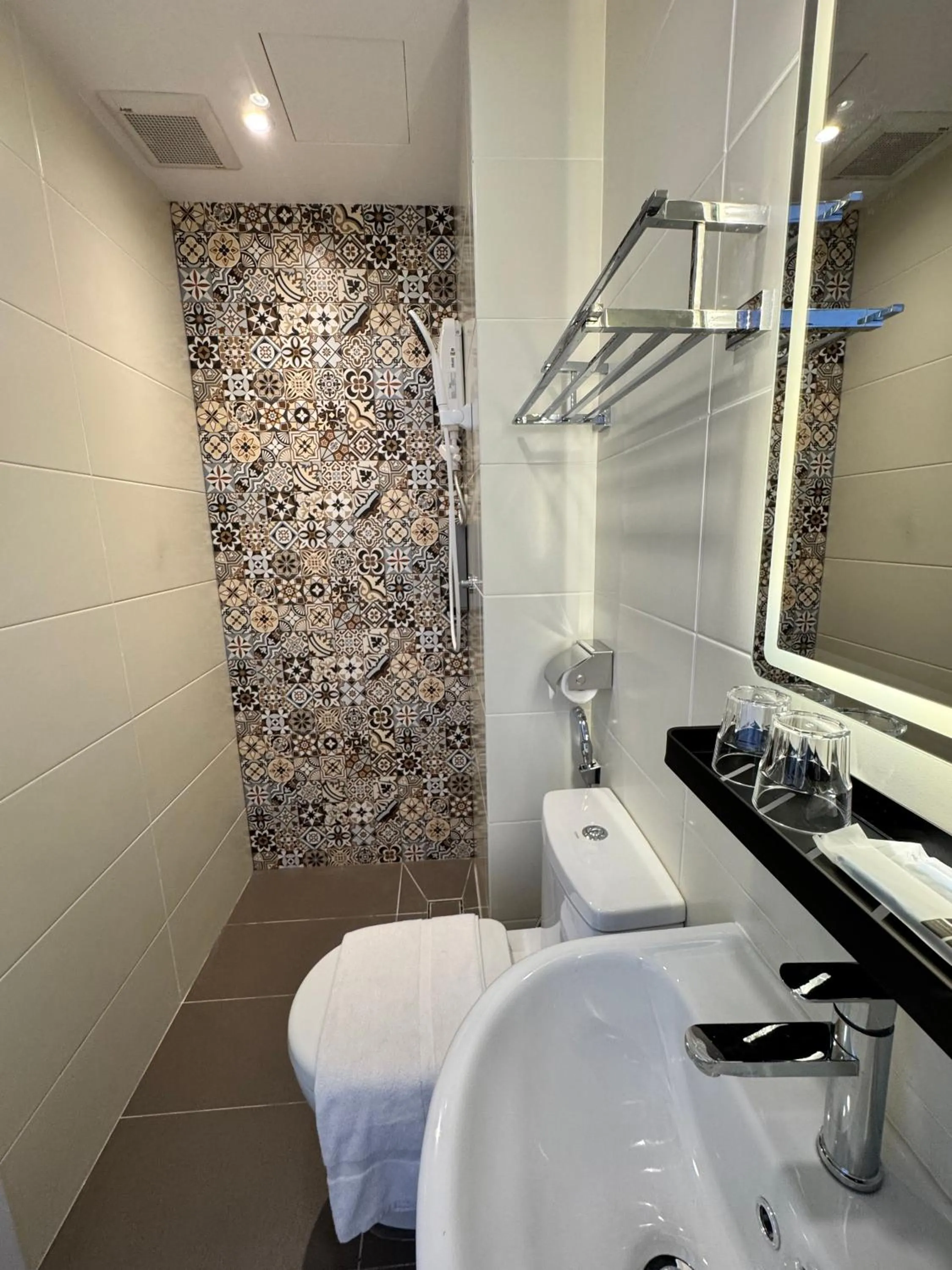 Shower in Maca Hotel by Sky Hive