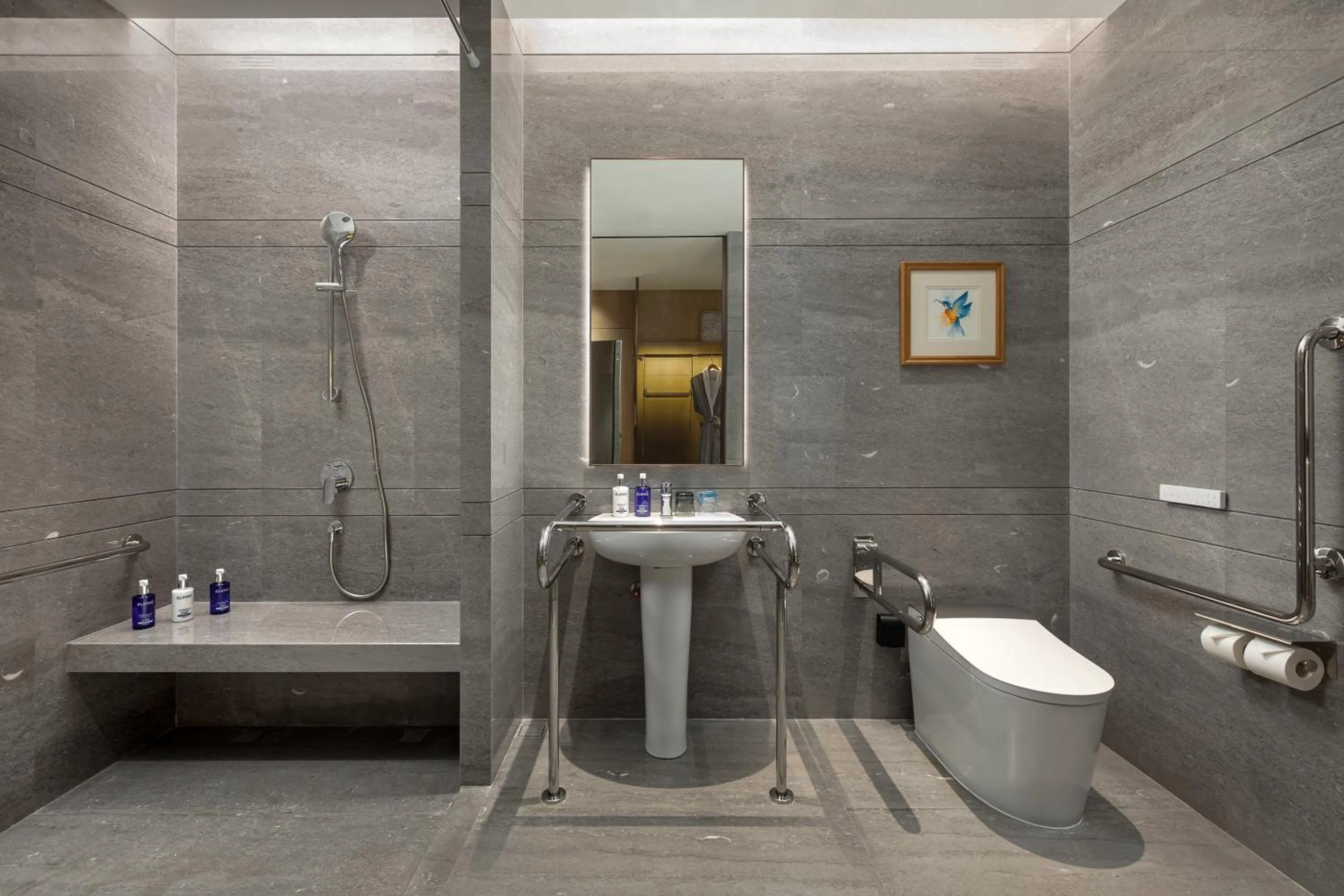 Photo of the whole room in voco Sanya Dadonghai by IHG