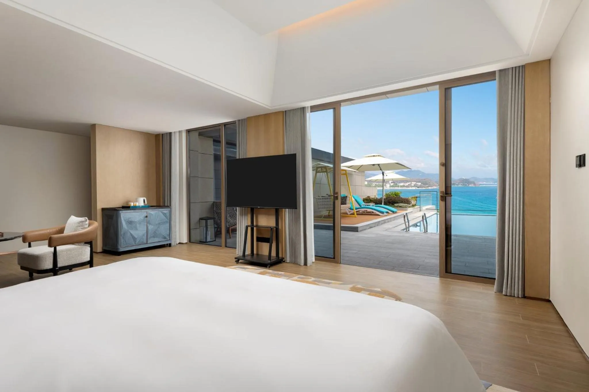 Photo of the whole room, Bed in voco Sanya Dadonghai by IHG