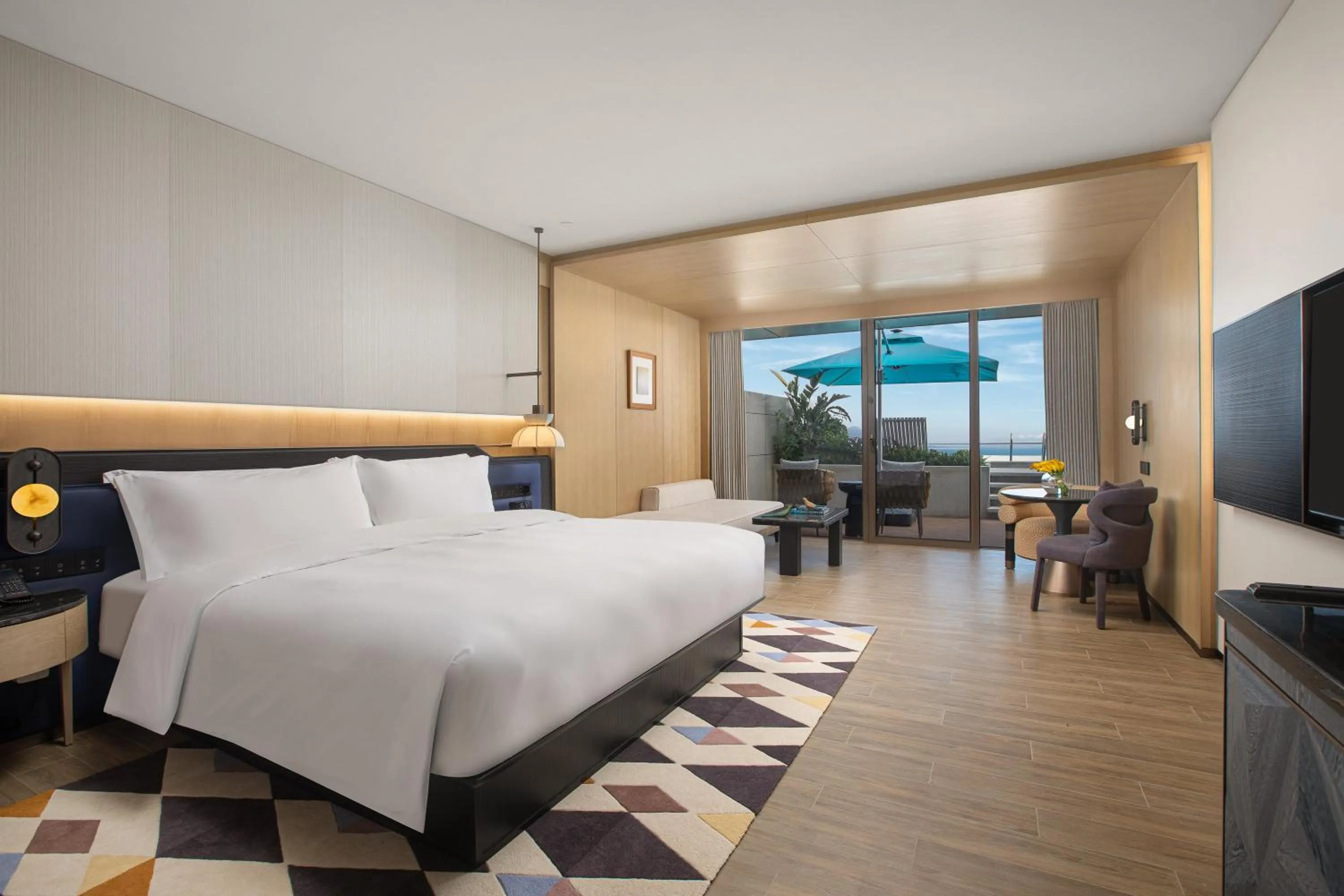 Photo of the whole room, Bed in voco Sanya Dadonghai by IHG