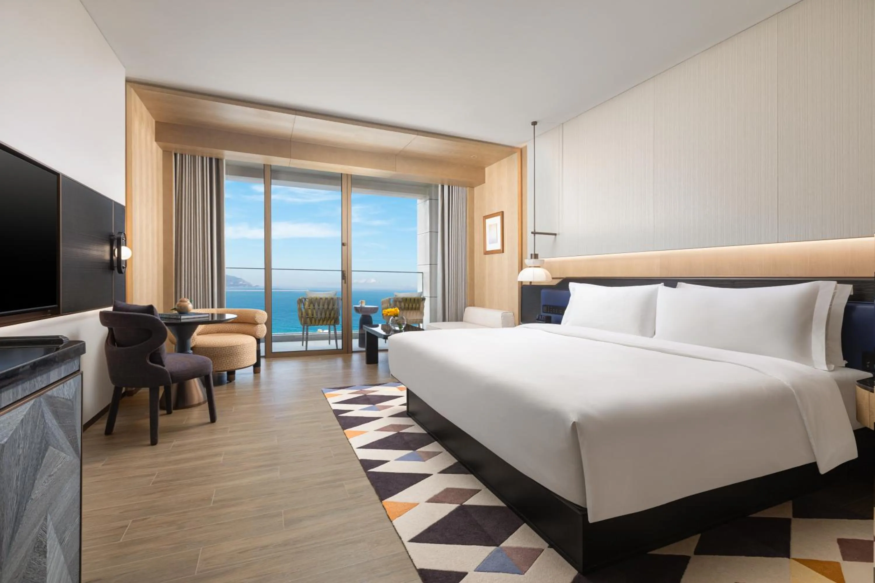 Photo of the whole room, Bed in voco Sanya Dadonghai by IHG