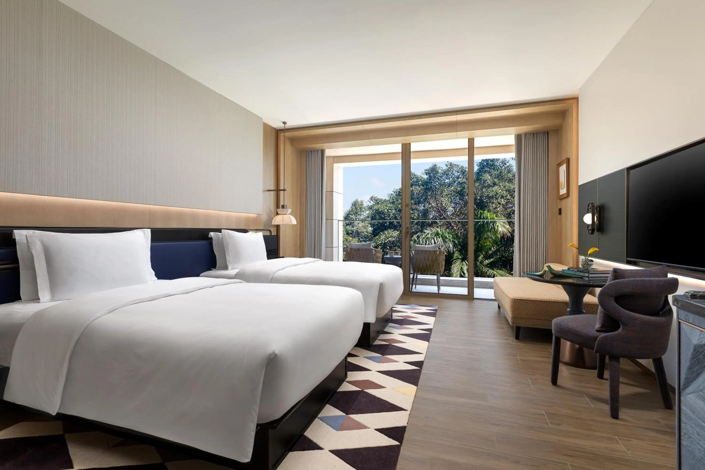 Photo of the whole room, Bed in voco Sanya Dadonghai by IHG