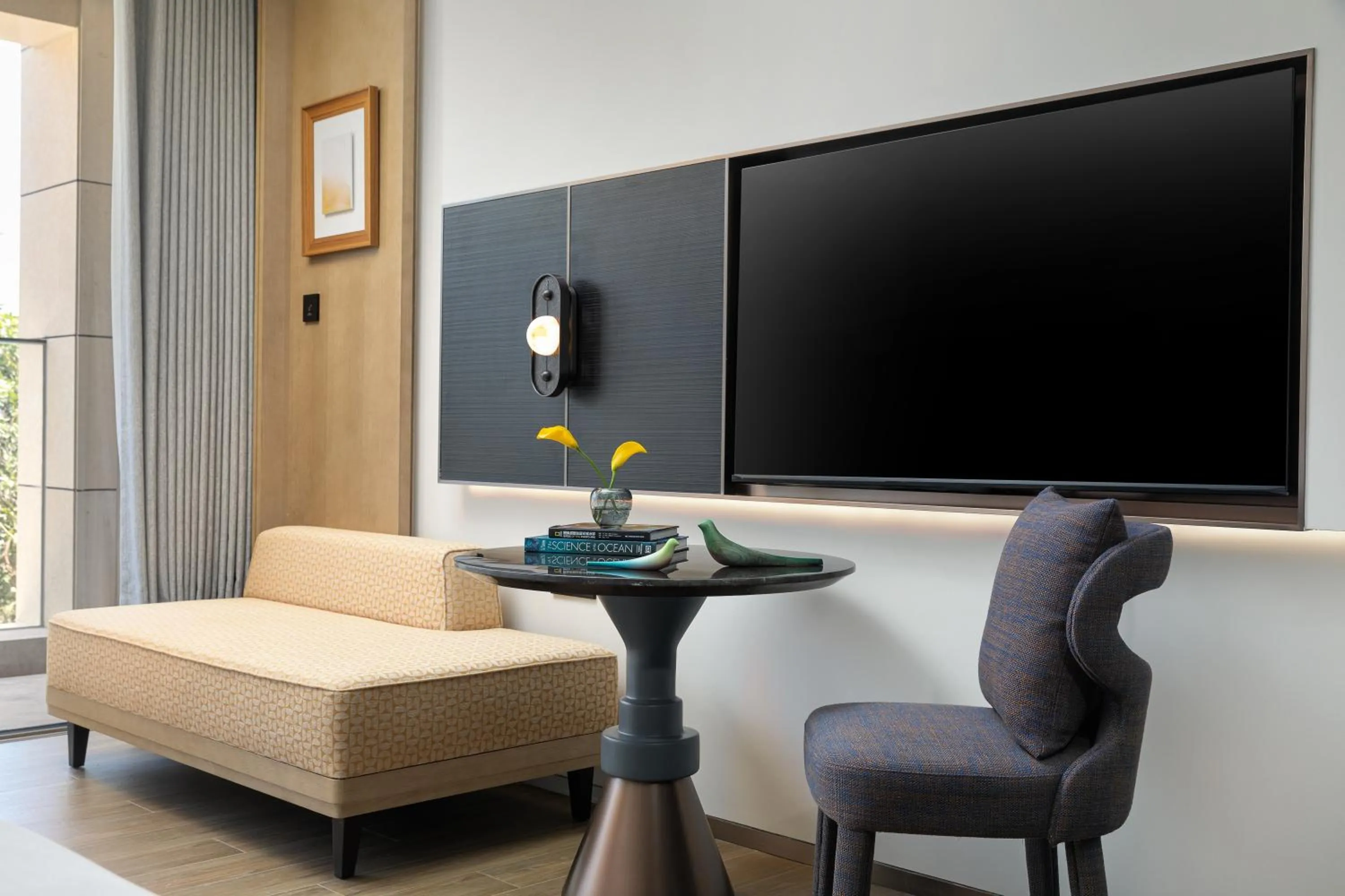 Photo of the whole room in voco Sanya Dadonghai by IHG