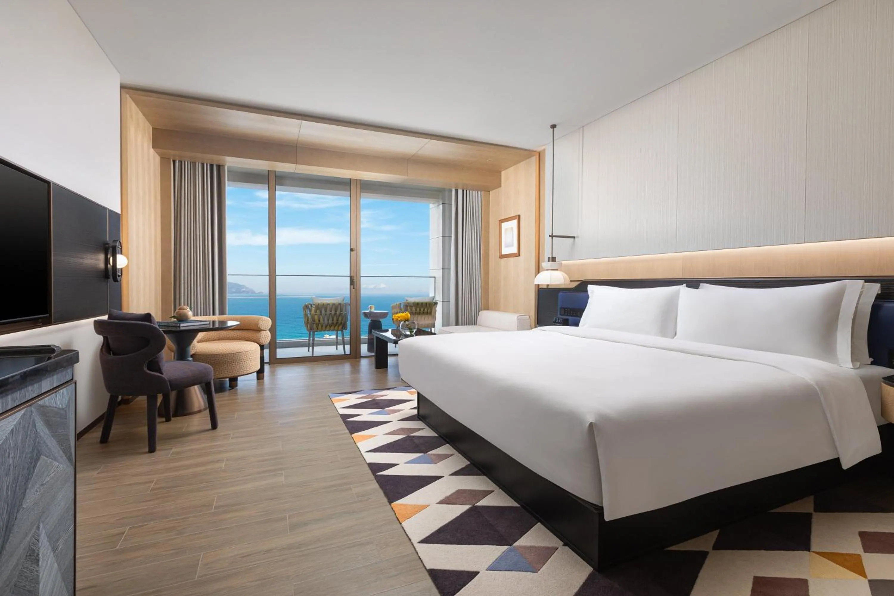 Photo of the whole room, Bed in voco Sanya Dadonghai by IHG