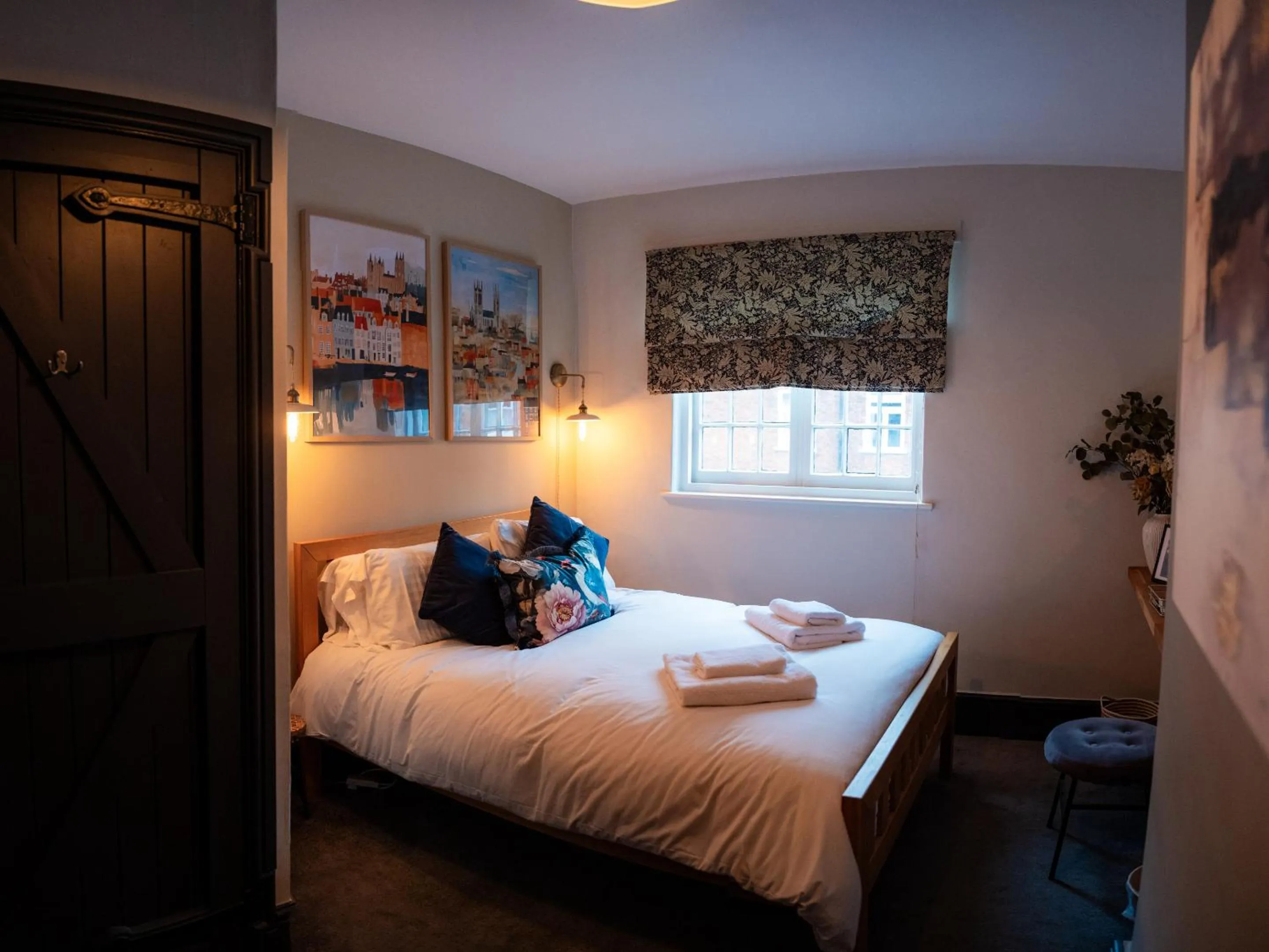 Bedroom, Bed in Duke William Hotel