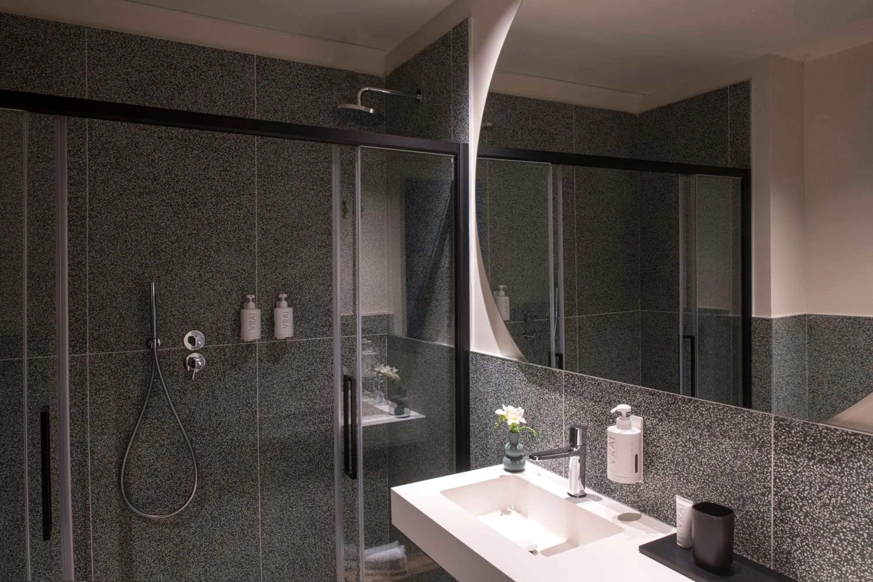 Shower in Palazzo Buenos Aires