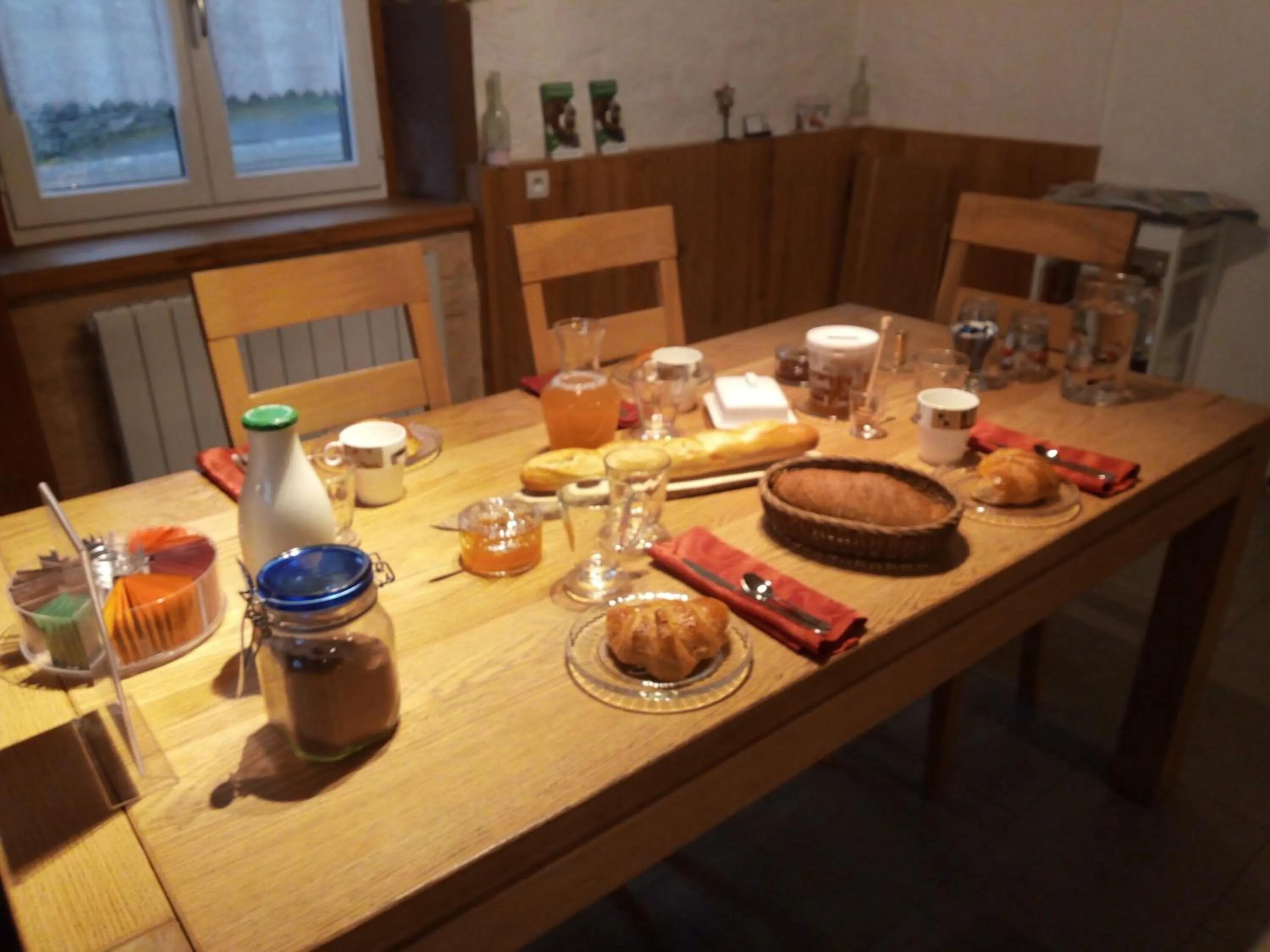 Food and drinks in Grange d'Anjeux Bed & Breakfast