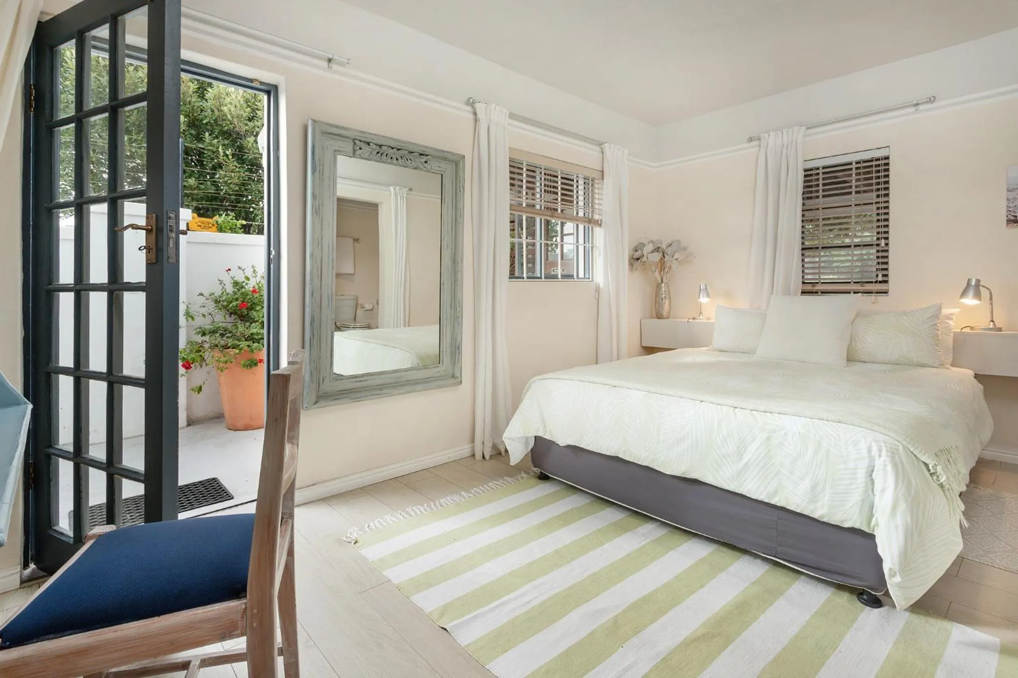 Photo of the whole room in Walker Bay Manor Mansion PTY