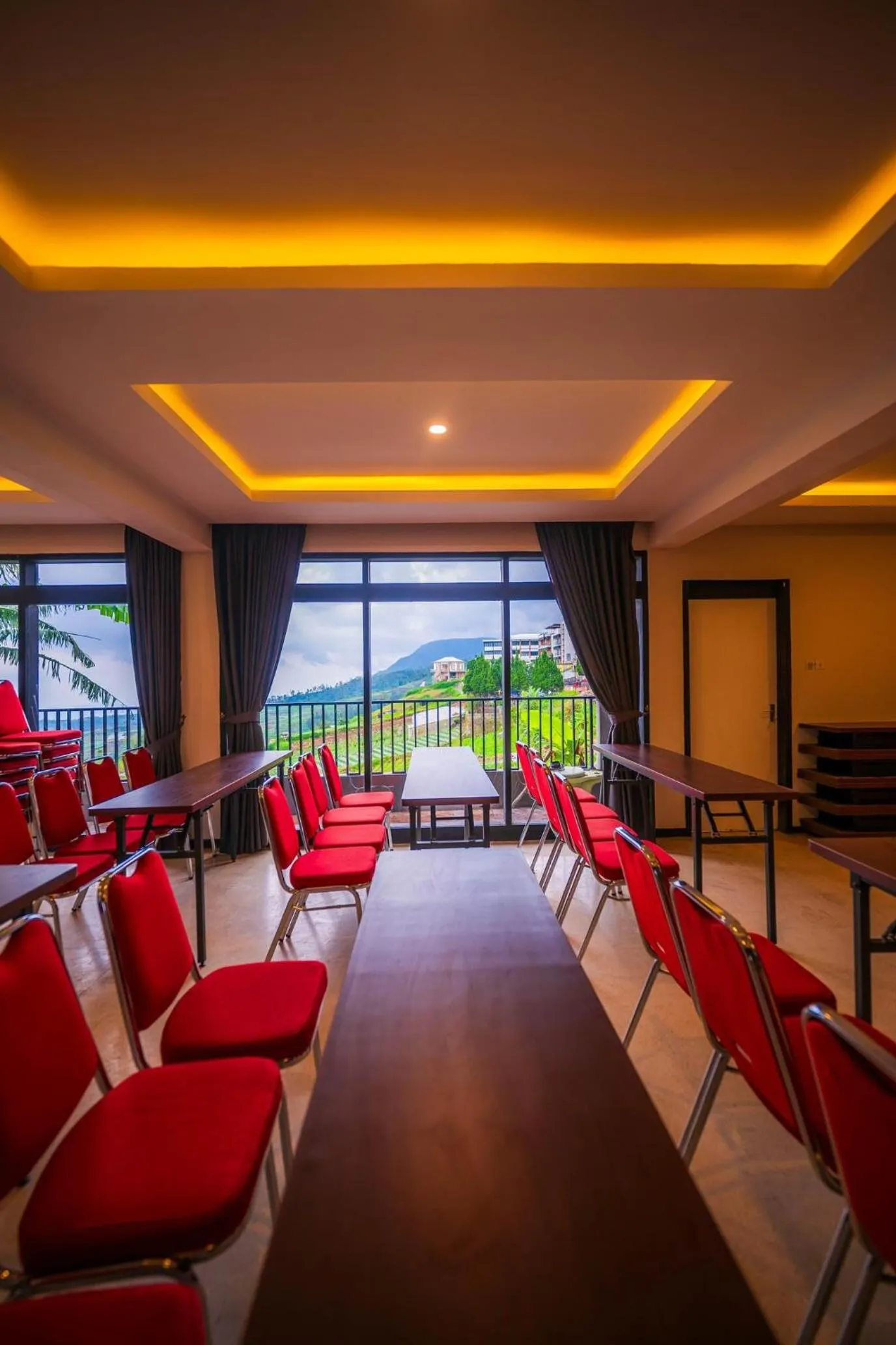 Meeting/conference room in Elge Hotel and Villa Sarangan