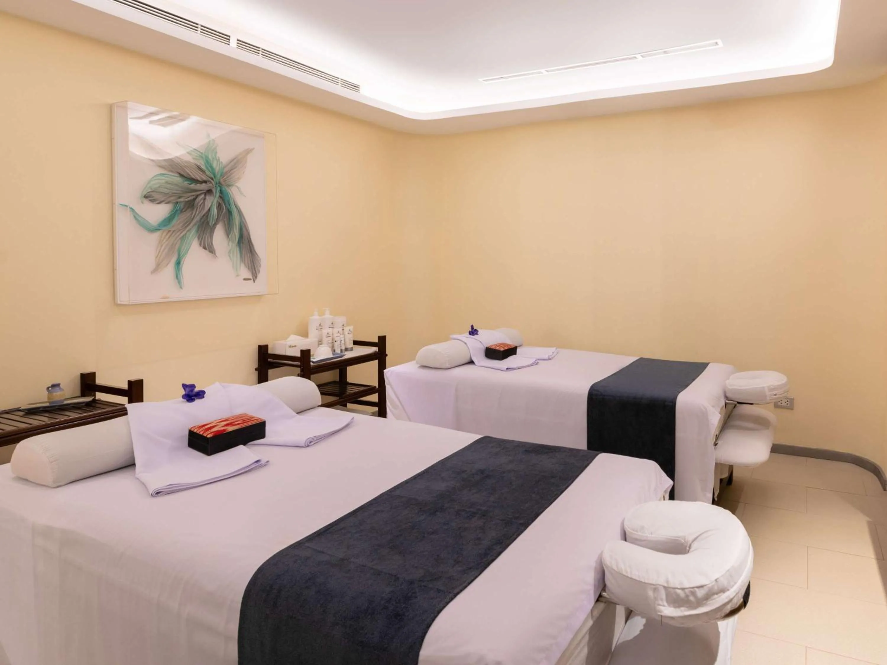 Spa and wellness centre/facilities, Bed in Novotel Manila Araneta City Hotel