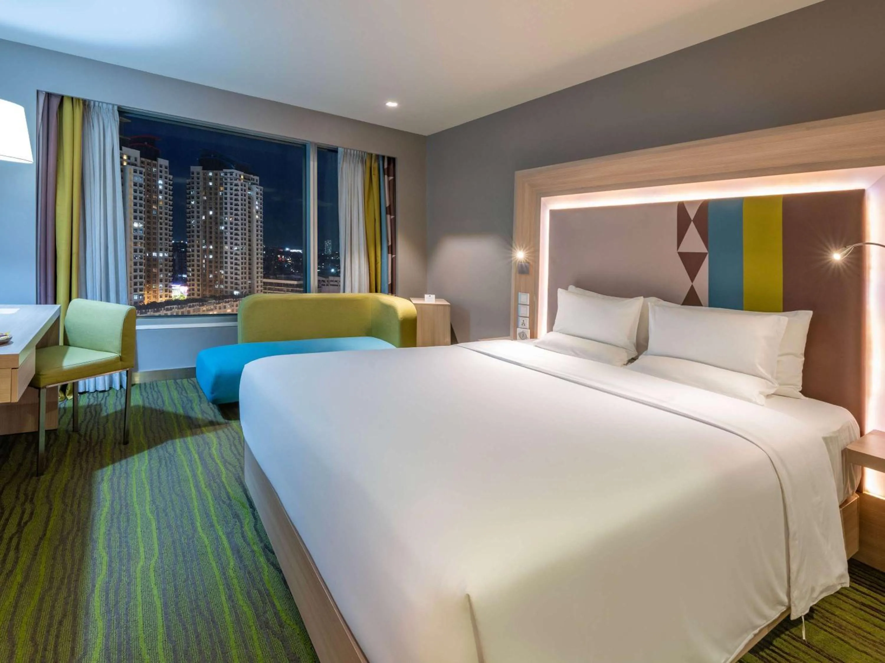 Bedroom, Bed in Novotel Manila Araneta City Hotel