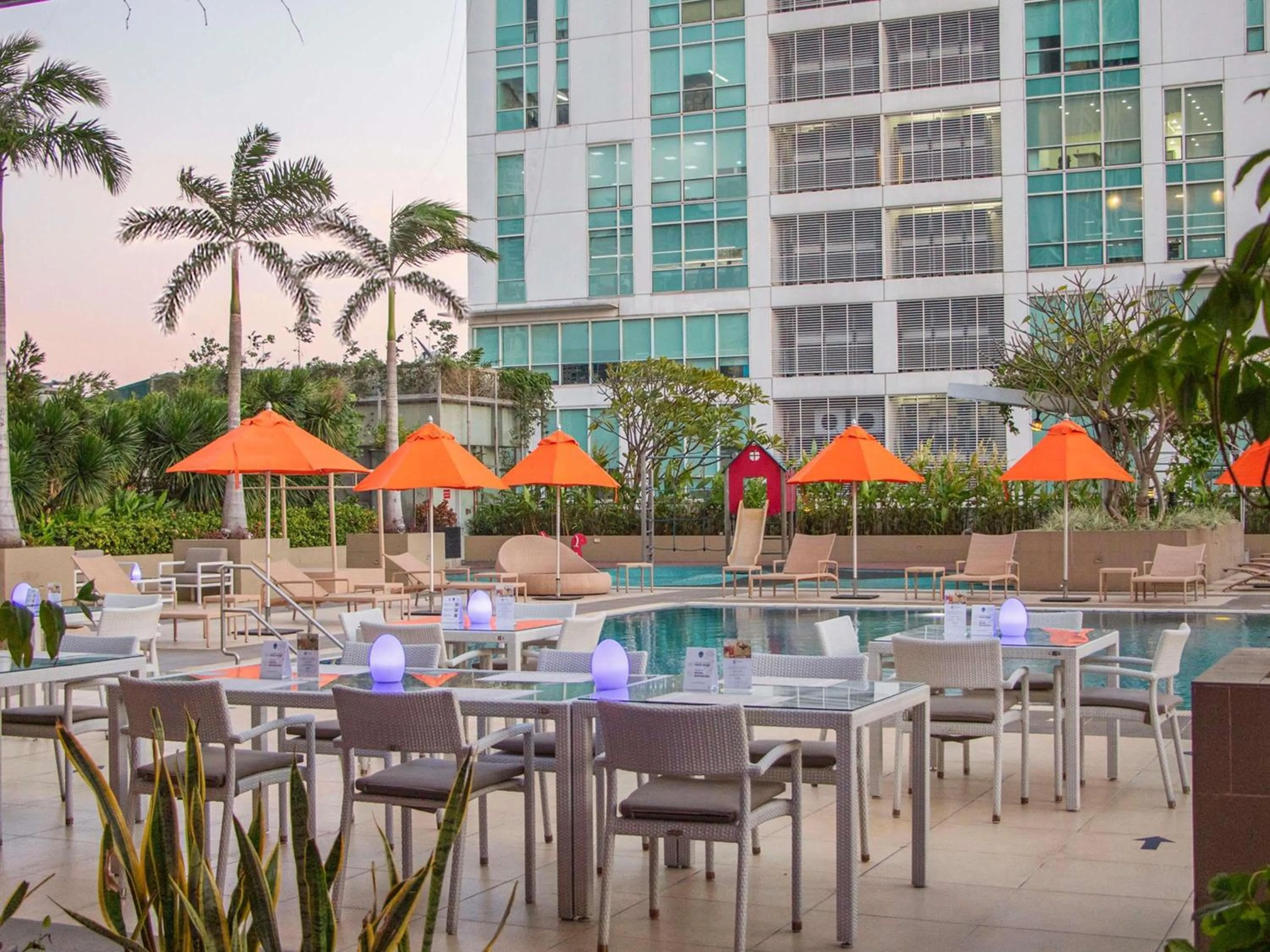 Lounge or bar in Novotel Manila Araneta City Hotel