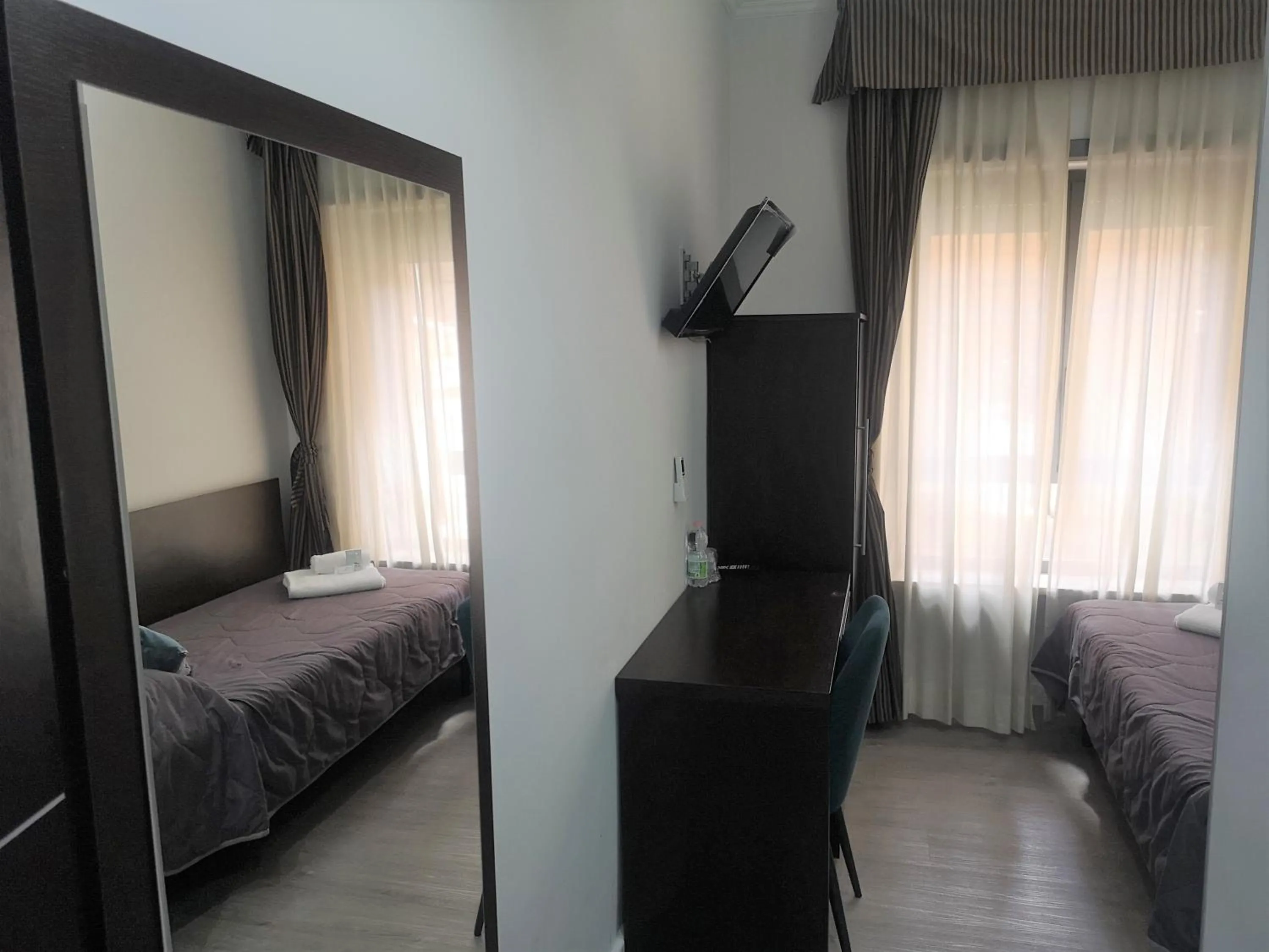 Photo of the whole room, Bed in Seven Kings Relais