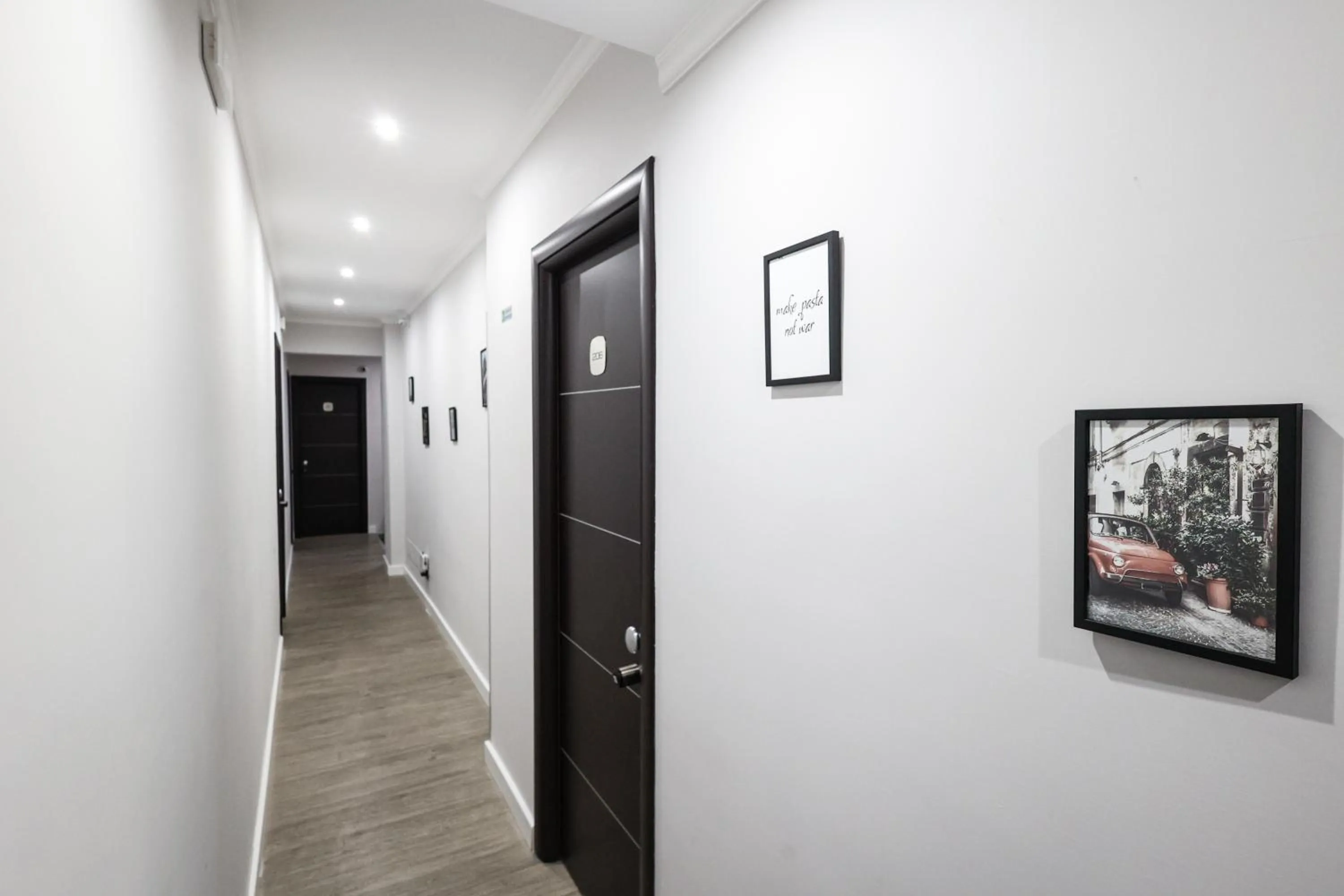 Decorative detail in Seven Kings Relais