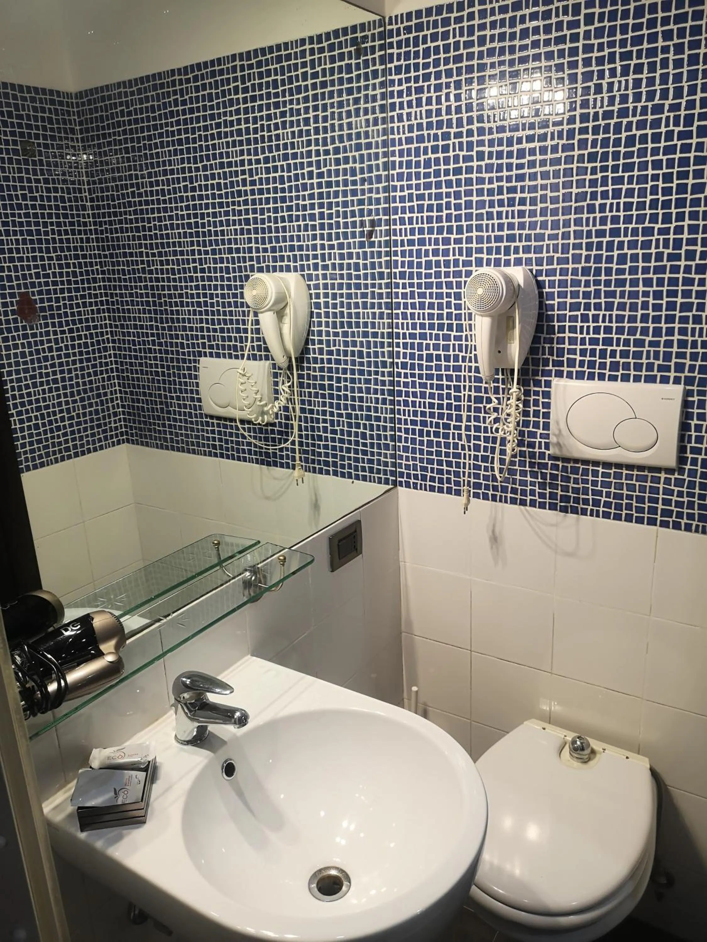 Bathroom in Seven Kings Relais