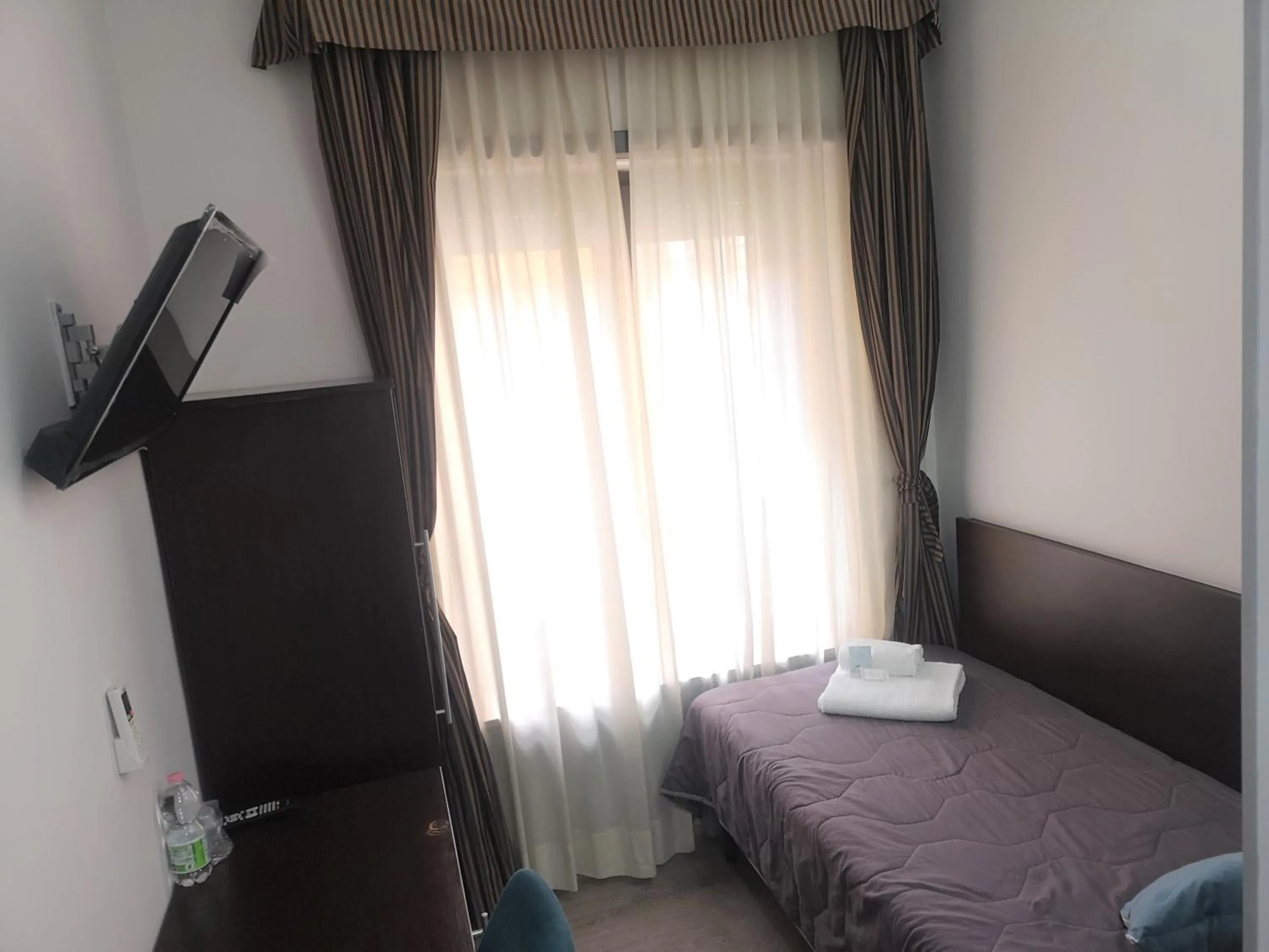 Photo of the whole room, Bed in Seven Kings Relais