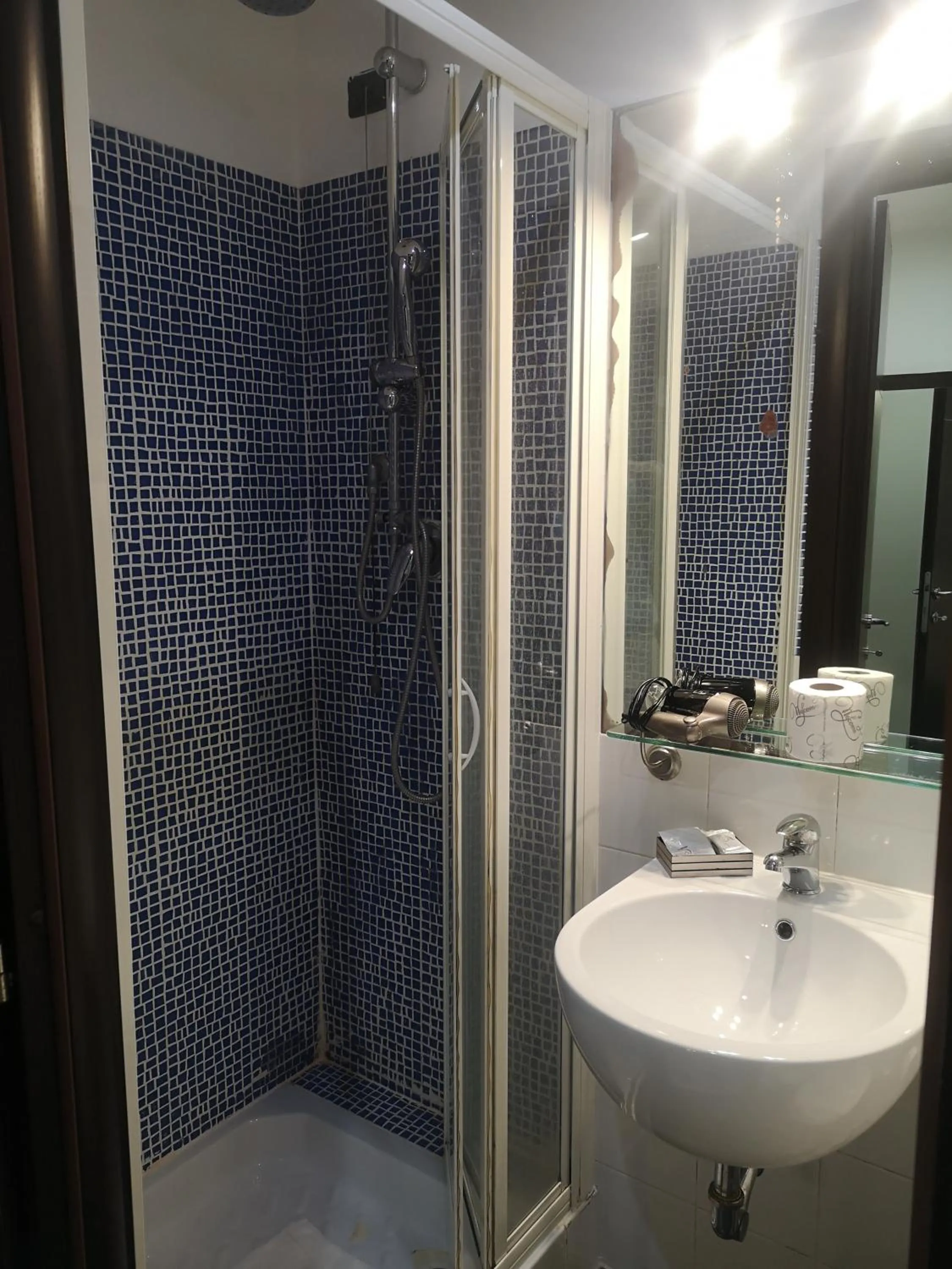 Bathroom in Seven Kings Relais