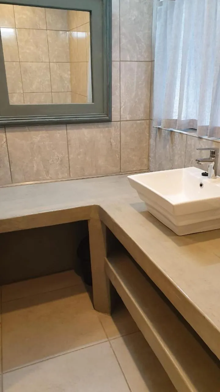Bathroom in Izimbali Lodge and Restaurant