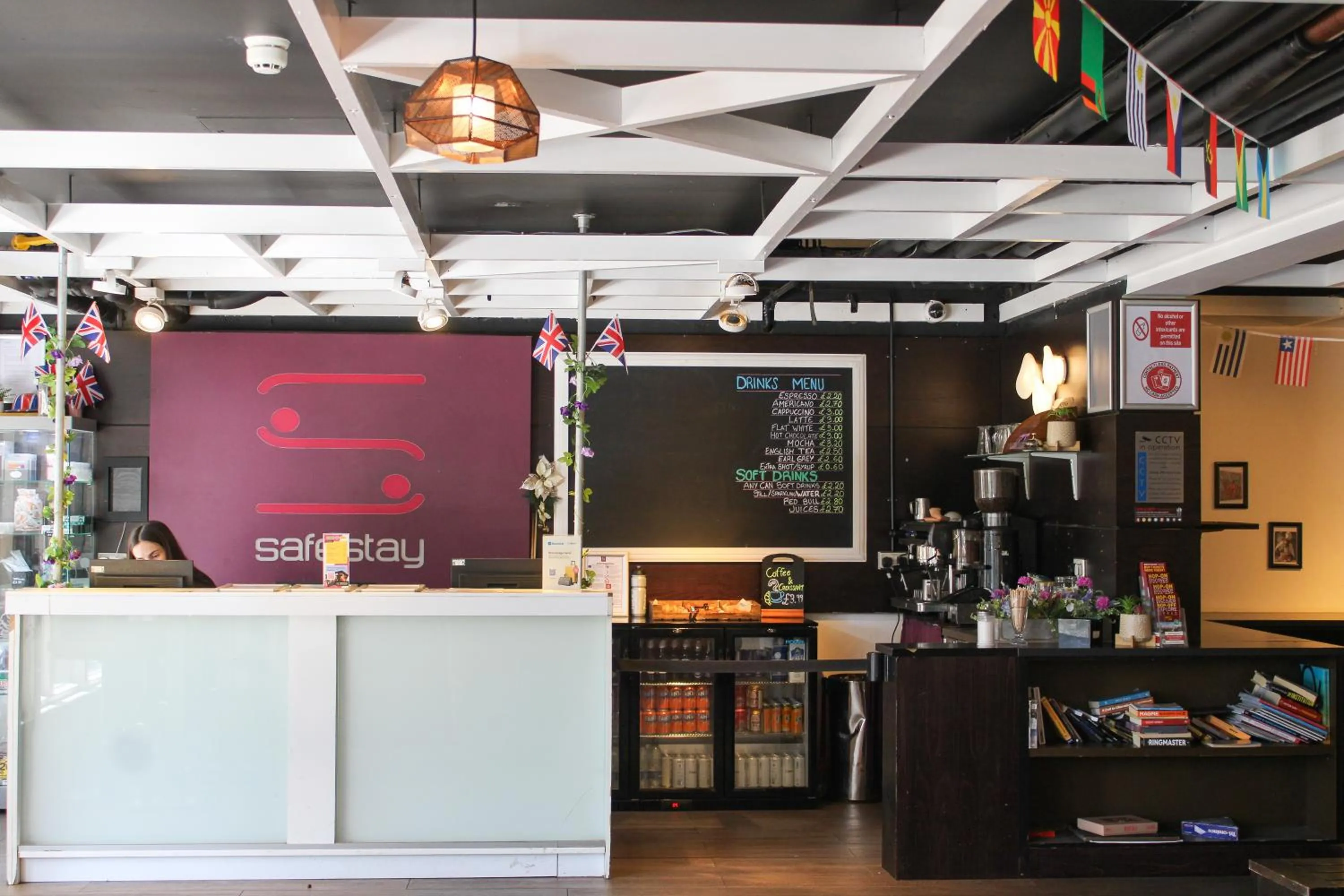 Lobby or reception in Safestay London Kensington Holland Park