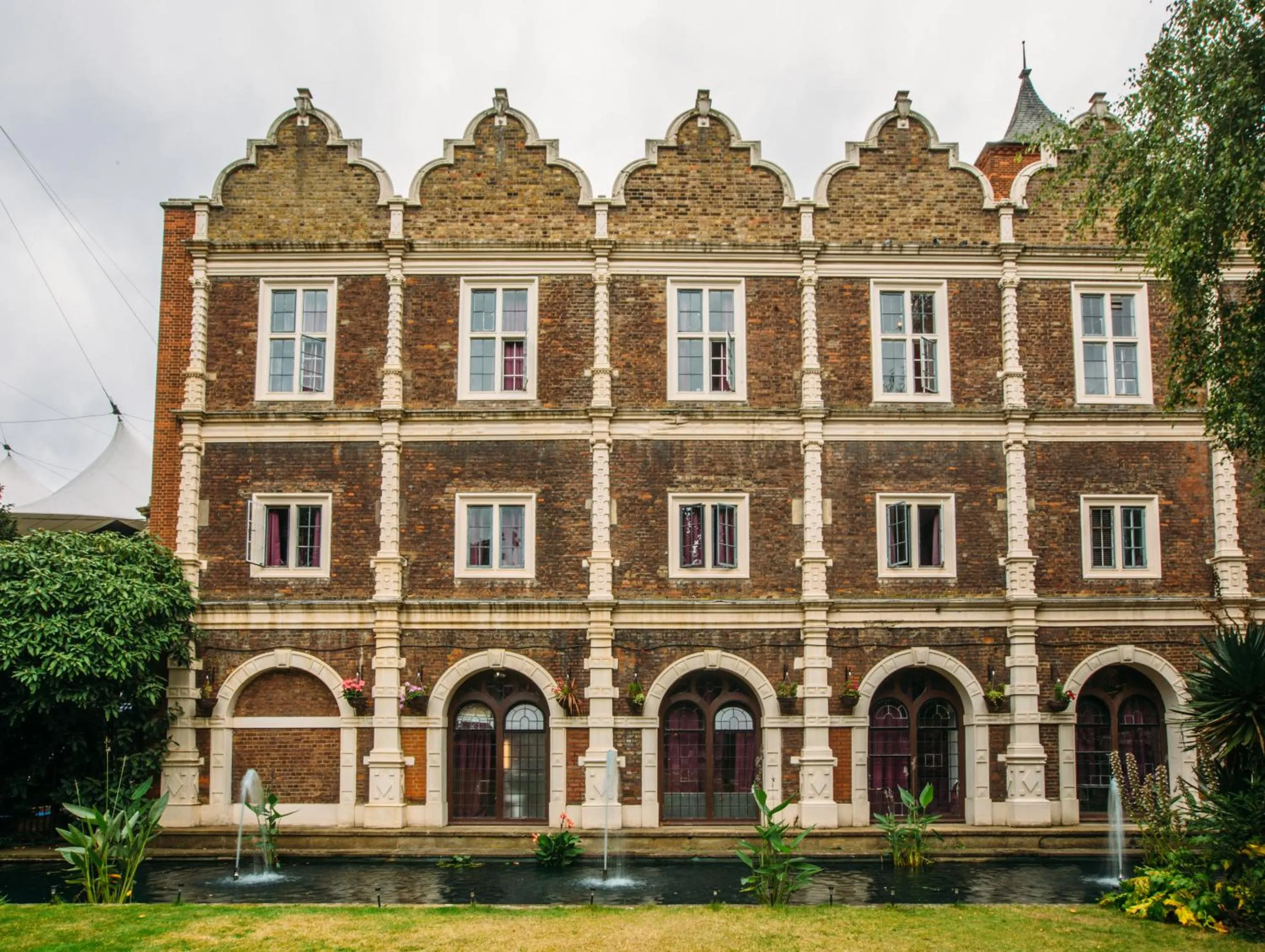 Facade/entrance in Safestay London Kensington Holland Park
