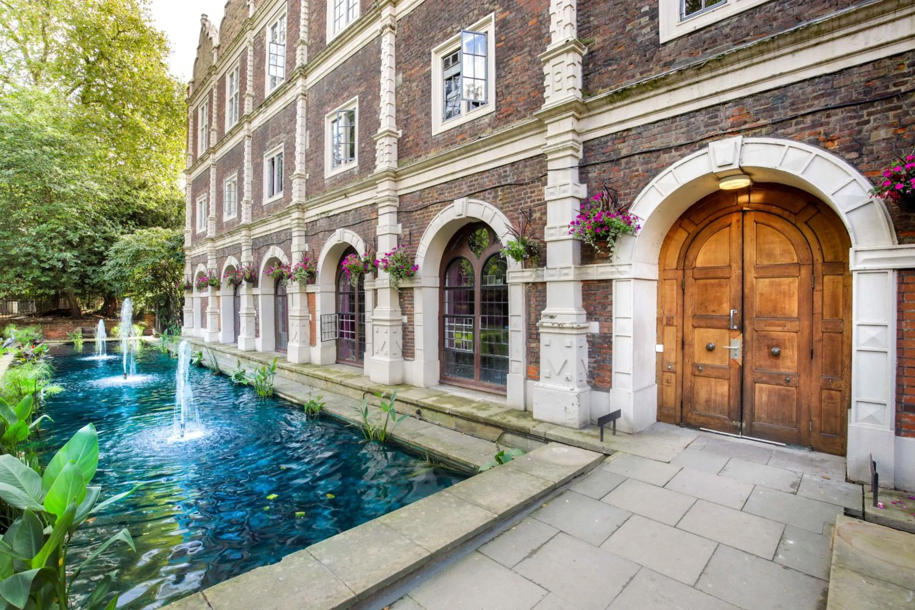 Facade/entrance in Safestay London Kensington Holland Park