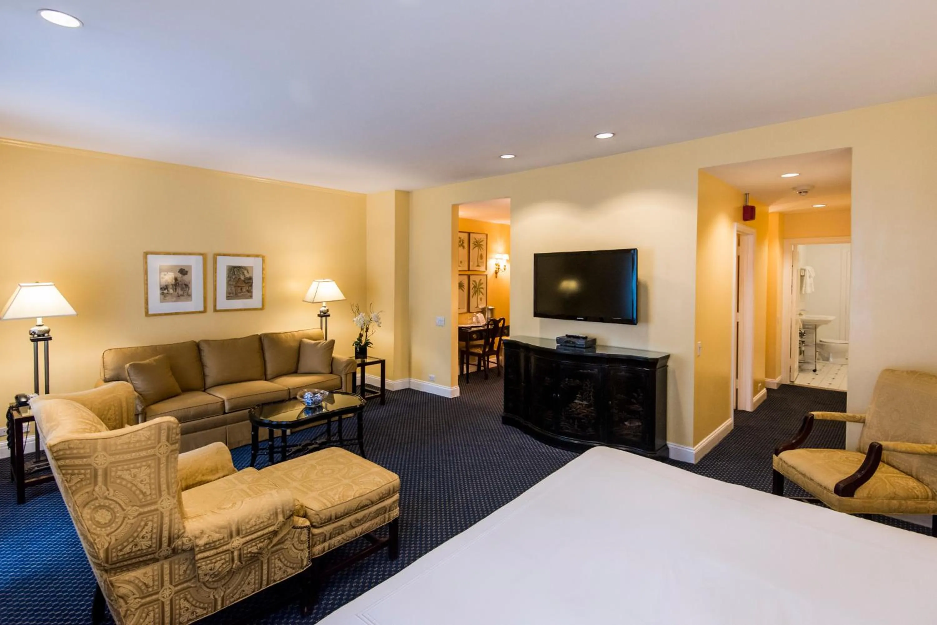 Photo of the whole room, Bed in 3 West Club