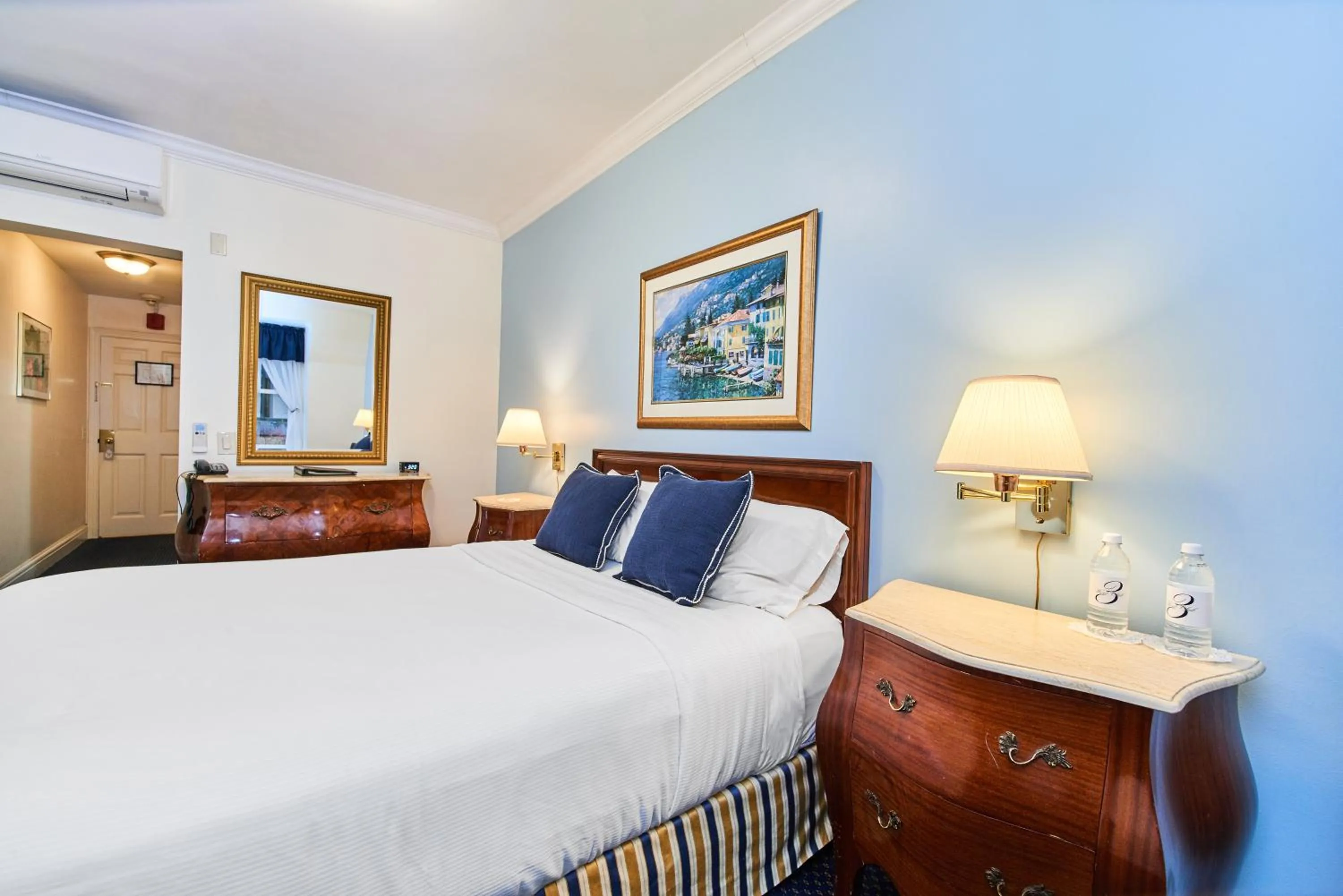 Photo of the whole room, Bed in 3 West Club