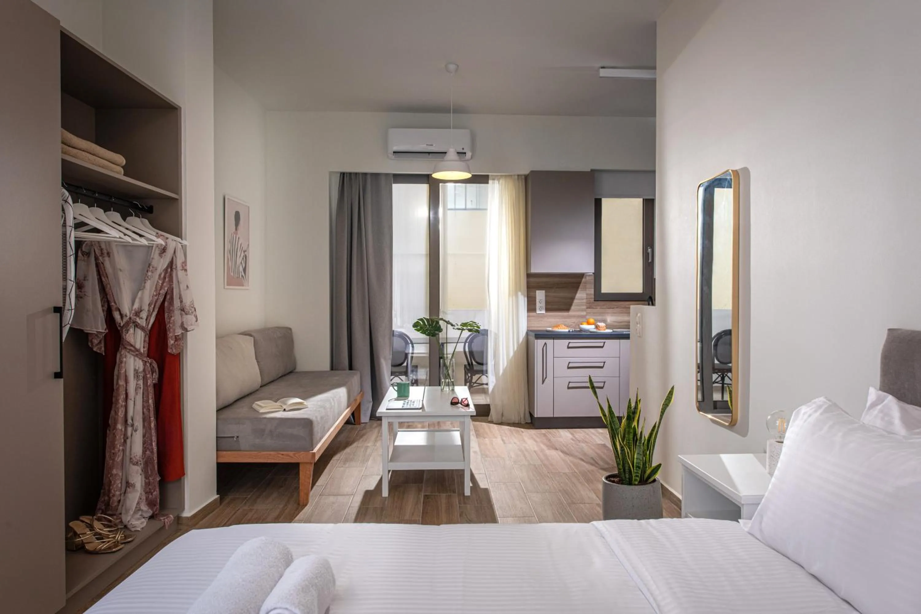Living room, Bed in Enea City Suites