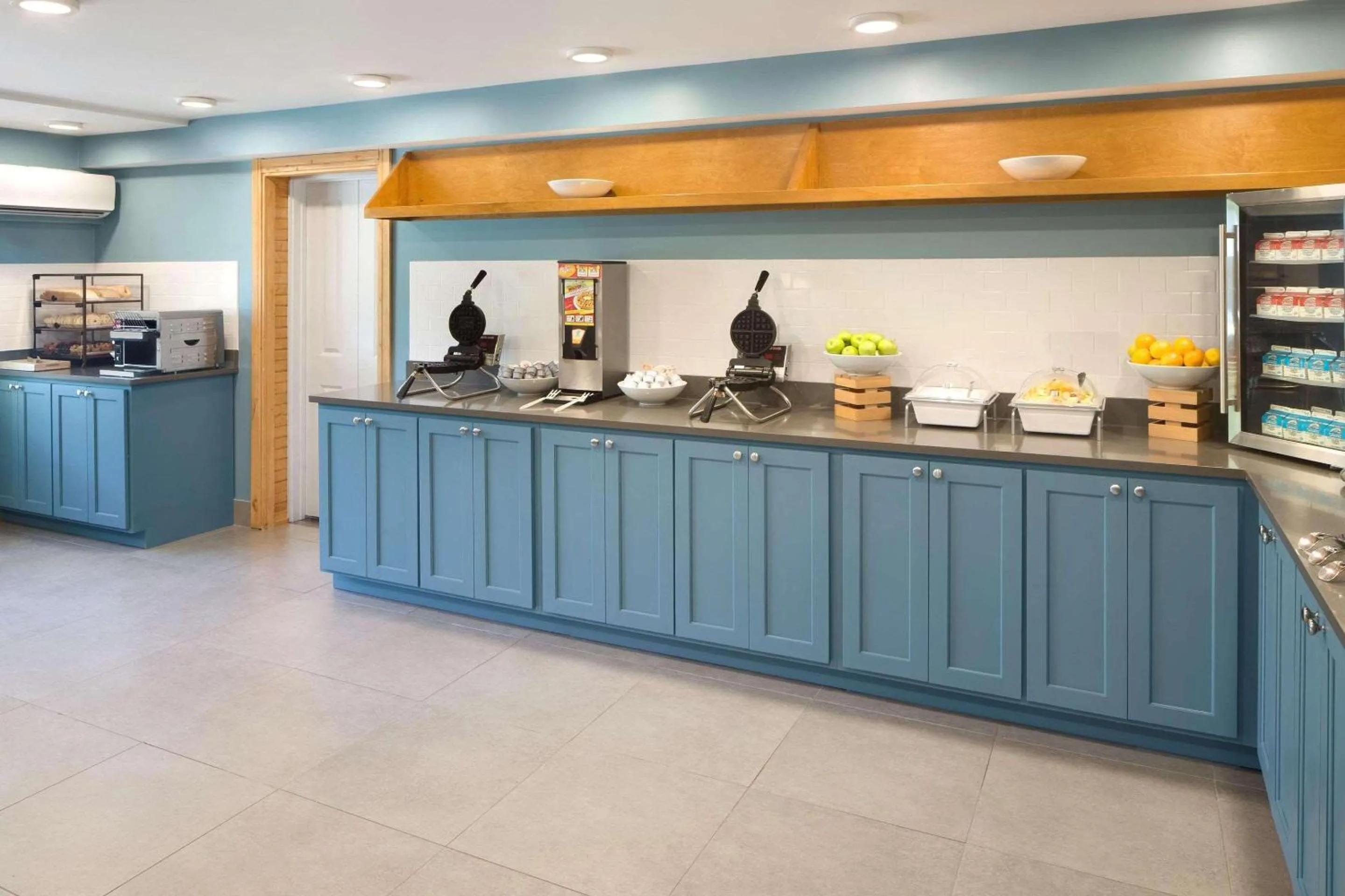 Breakfast in Country Inn & Suites Downtown Convention Center by Radisson, Gatlinburg, TN