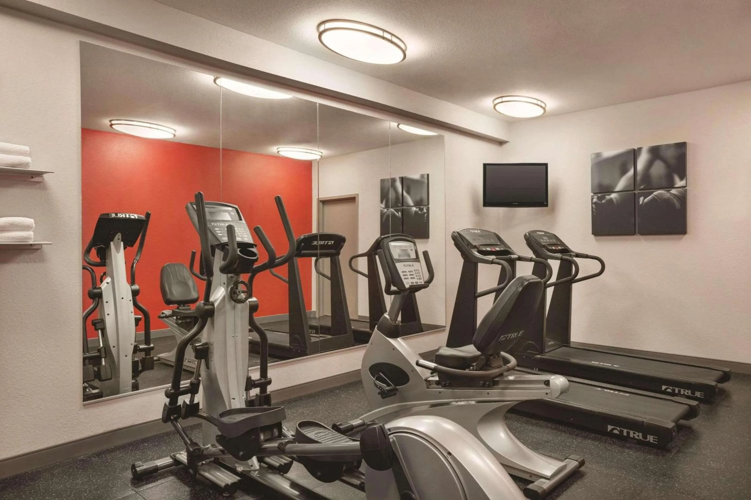 Fitness centre/facilities in Country Inn & Suites by Radisson, Newnan, GA