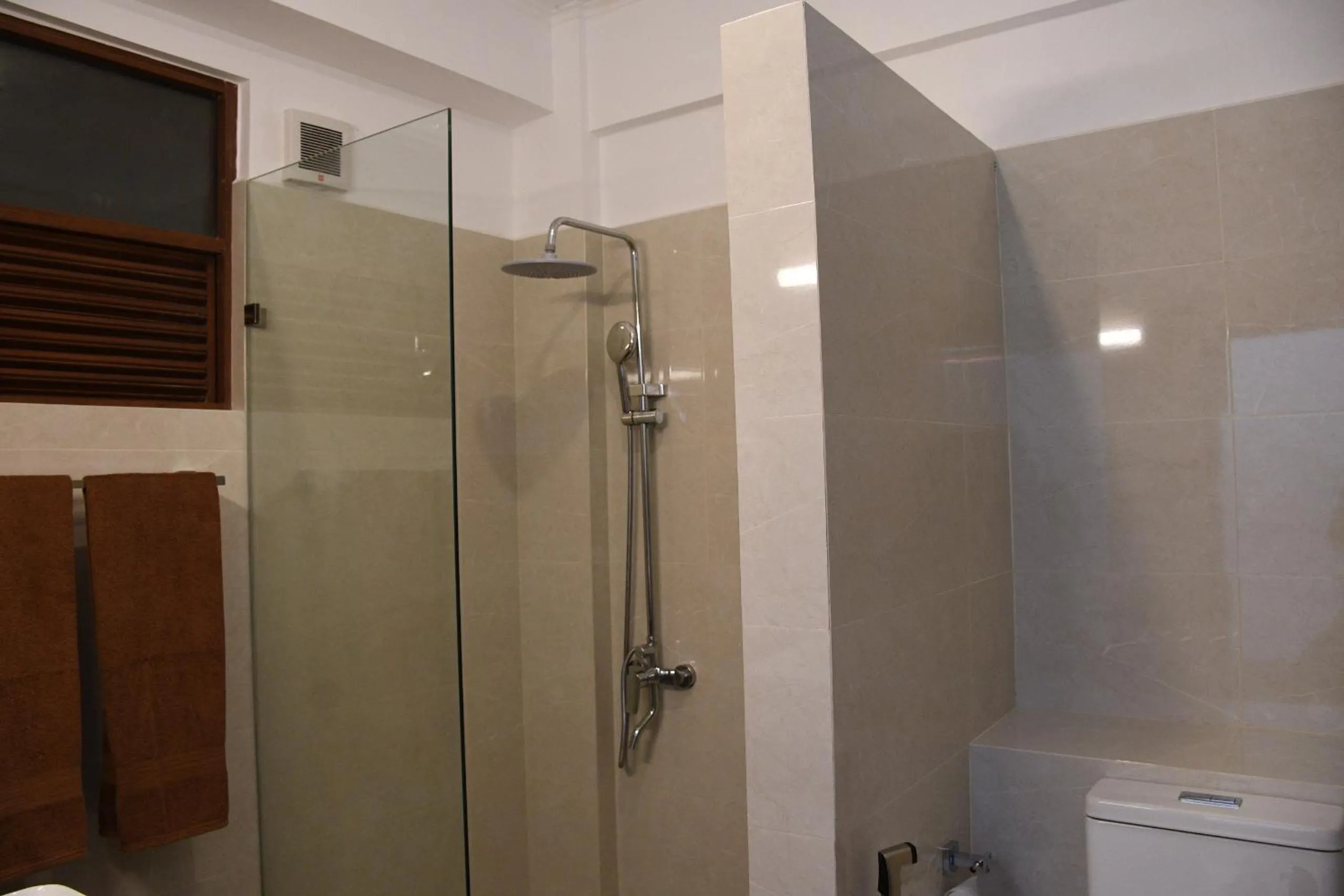 Shower in Hotel Lanka Super Corals