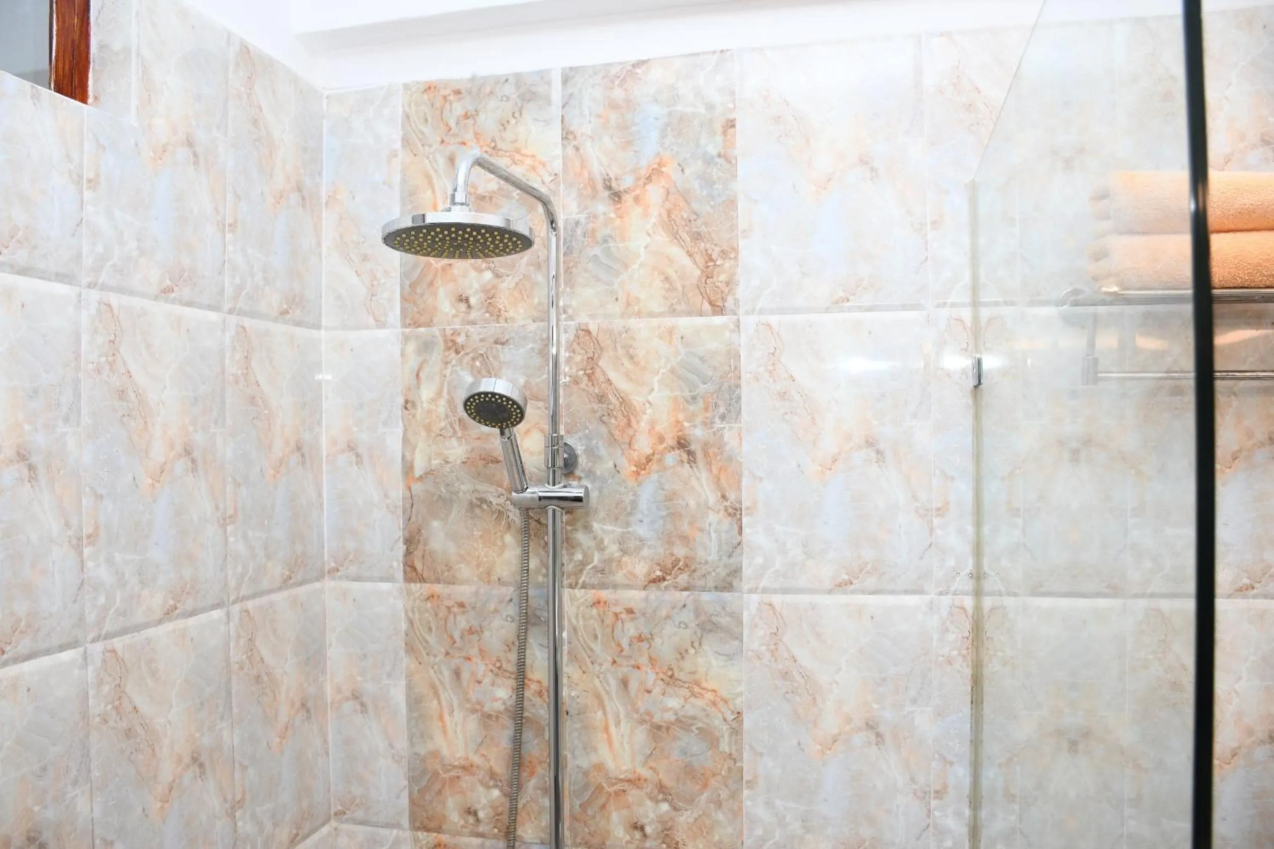 Shower in Hotel Lanka Super Corals