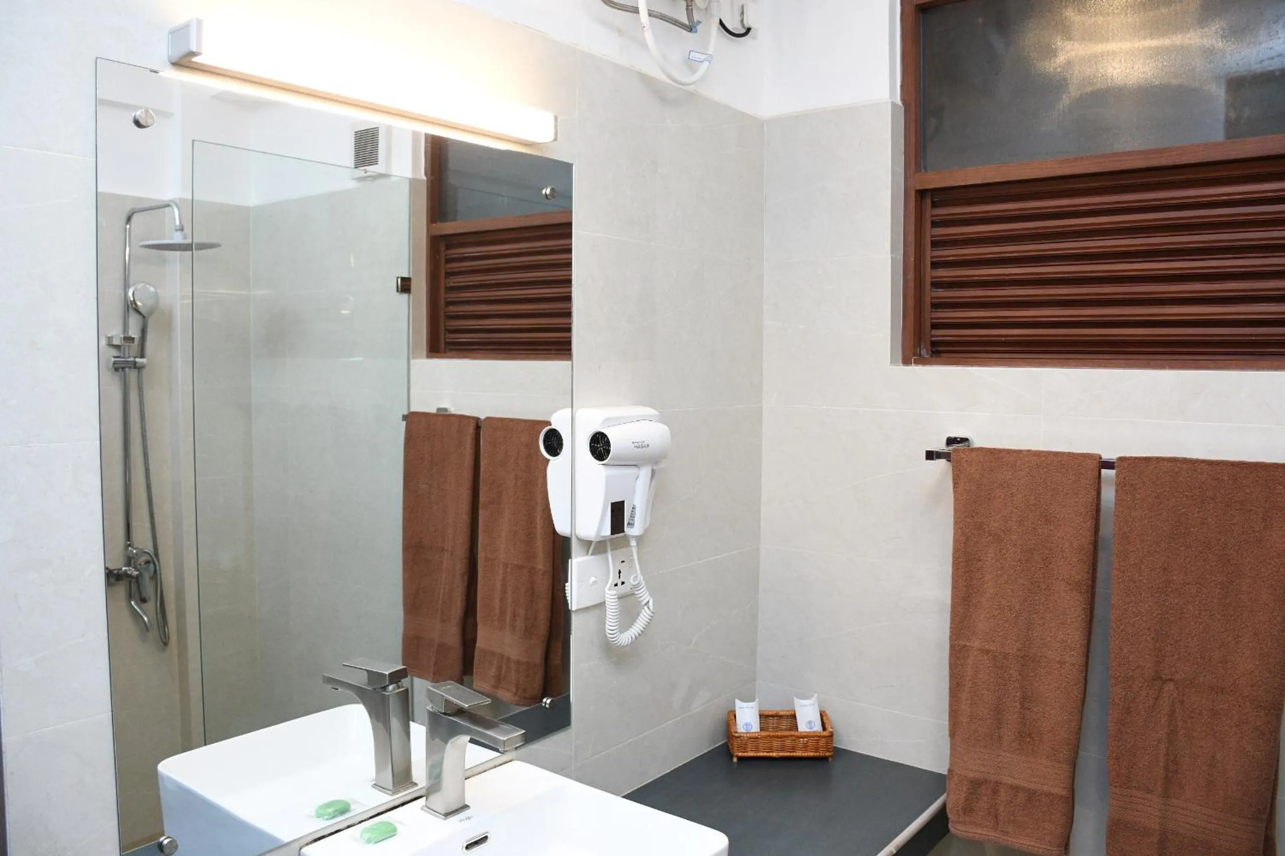 Shower in Hotel Lanka Super Corals